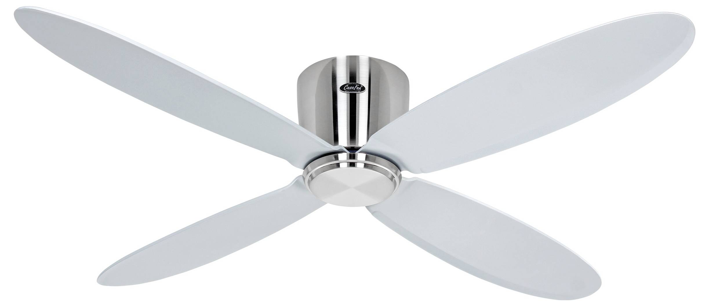 Ein moderner Deckenventilator mit vier eleganten, geschwungenen Flügeln und einem polierten Metallzentrum, entworfen um die Luft in einem Raum zu zirkulieren.