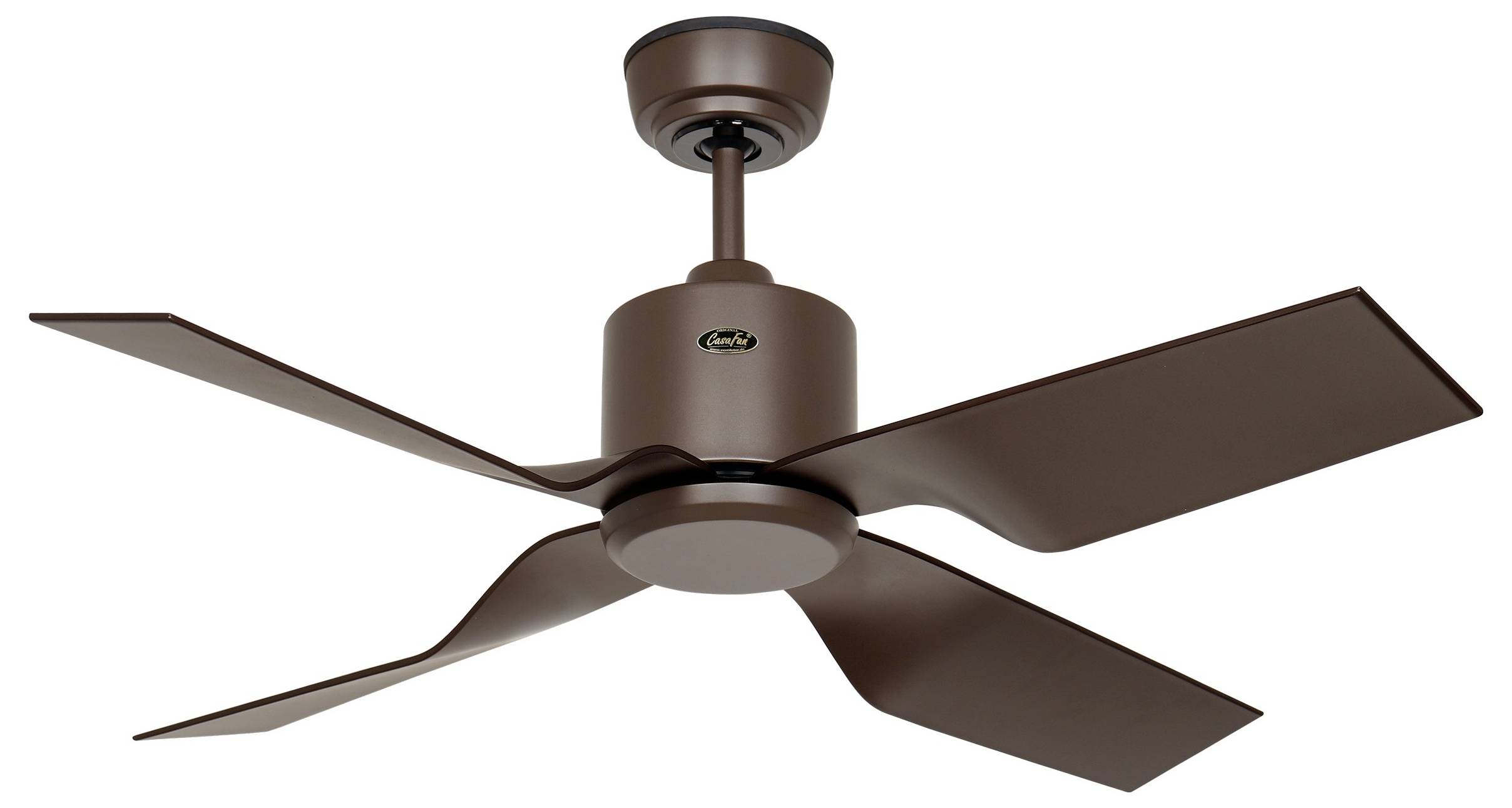 Ein brauner Deckenventilator mit vier Flügeln und einem zylindrischen Sockel, von unten betrachtet, vor einem weißen Hintergrund.