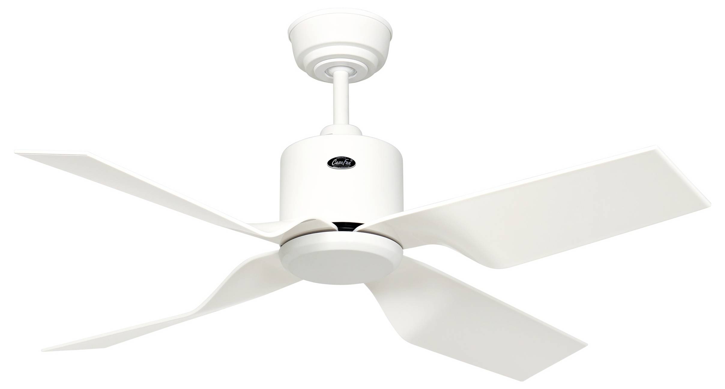 Ein Deckenventilator mit vier weißen Flügeln und einem zentralen weißen Motorgehäuse, montiert an einer weißen Stange, die von der Decke herabhängt.