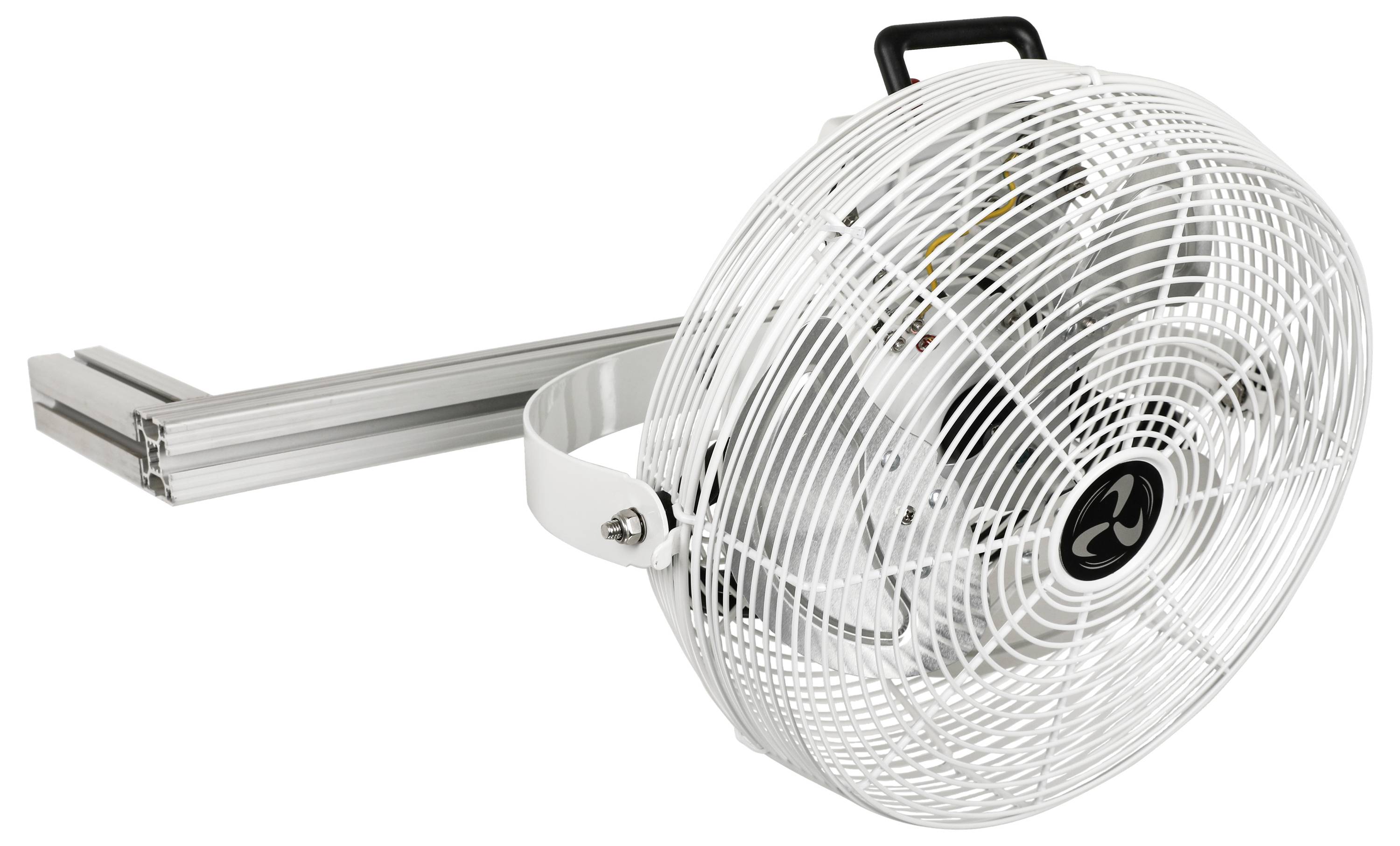 Ein weißer Industrieventilator mit einem Metallschutzgitter, montiert an einer silbernen horizontalen Halterung, entwickelt für verstellbare Positionierung.