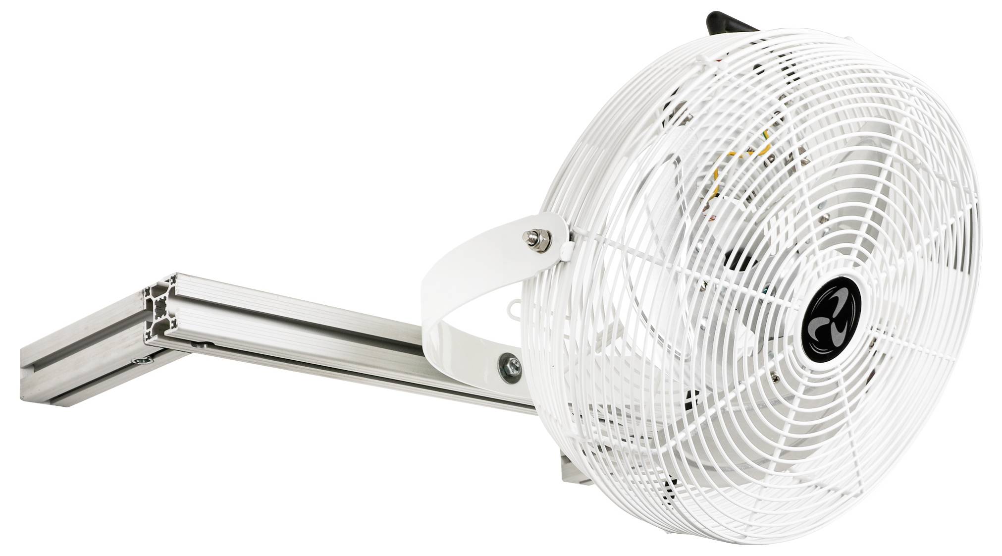 Ein weißer industrieller Wandventilator mit Schutzgitter und verstellbarem Ausleger, von der Seite aufgenommen.