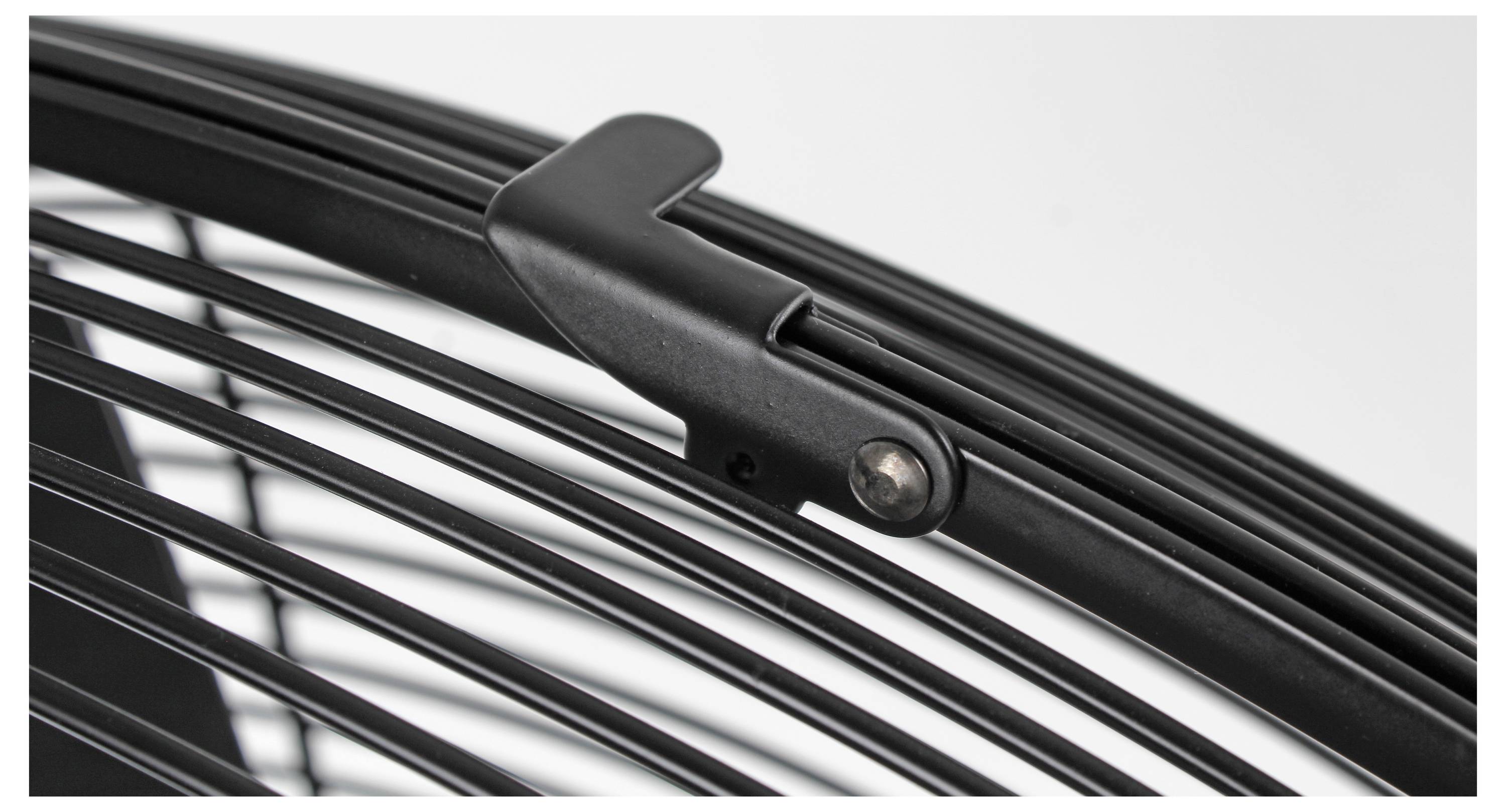 Nahaufnahme eines schwarzen Metallgitters mit einem Verschluss, möglicherweise Teil eines Lüfters oder einer Schutzabdeckung, vor einem weißen Hintergrund.