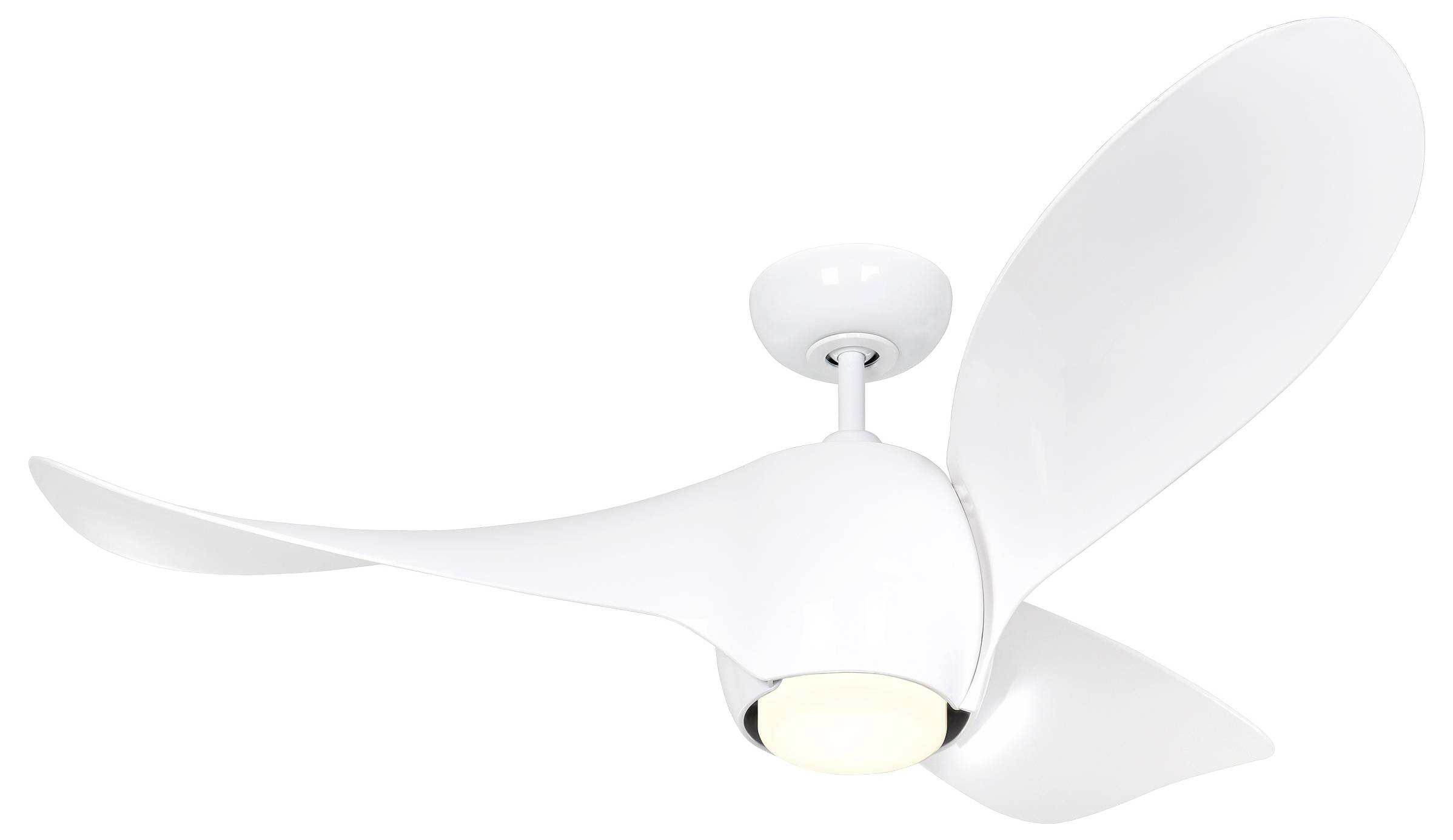 Ein moderner, dreiblättriger weißer Deckenventilator mit integrierter Lichtarmatur, montiert an einer einfachen Halterung, entwickelt für energieeffiziente Kühlung.