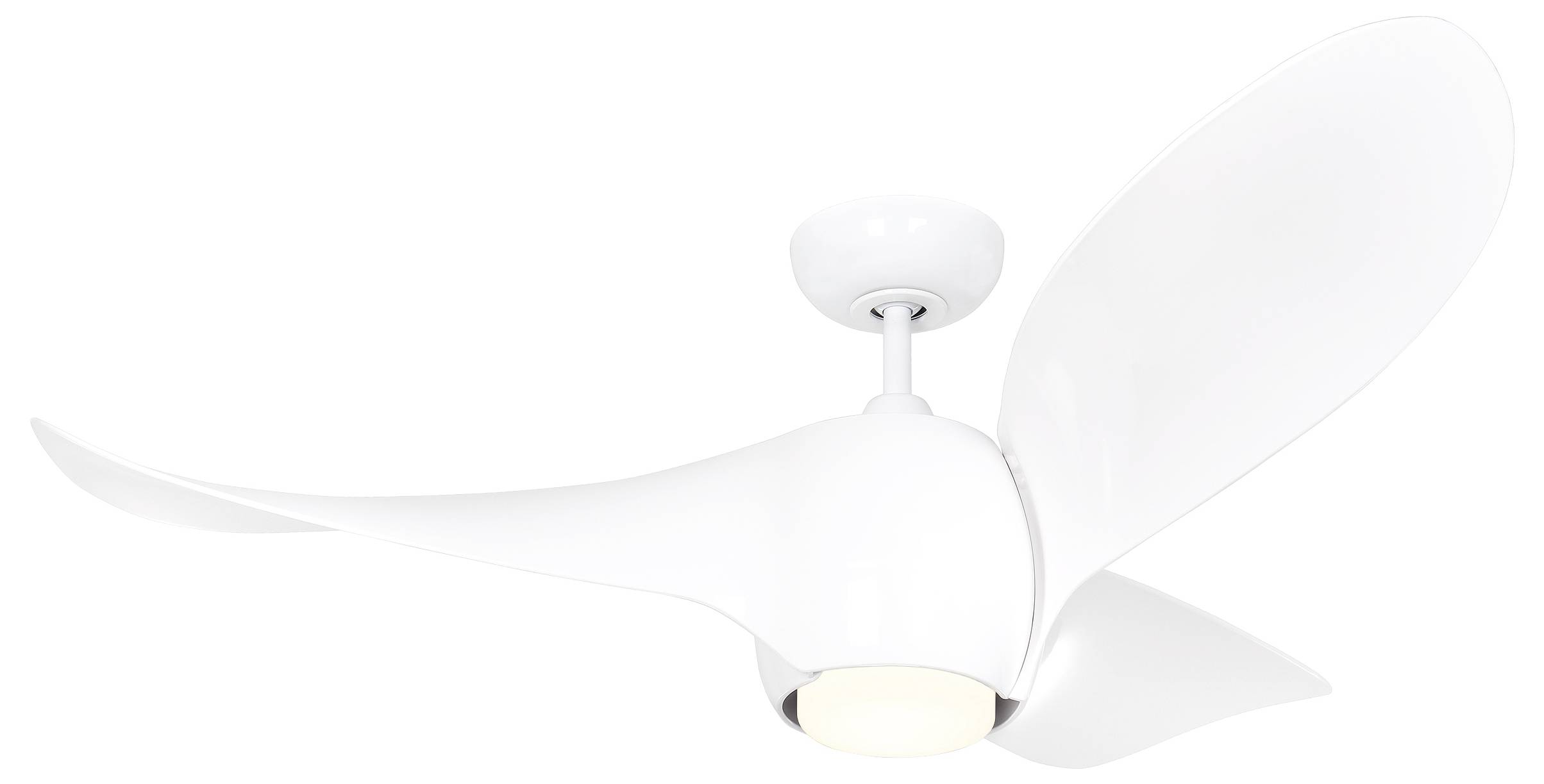 Ein moderner weißer Deckenventilator mit drei geschwungenen Flügeln und einer zentralen Lichtarmatur, montiert an einer weißen Decke.