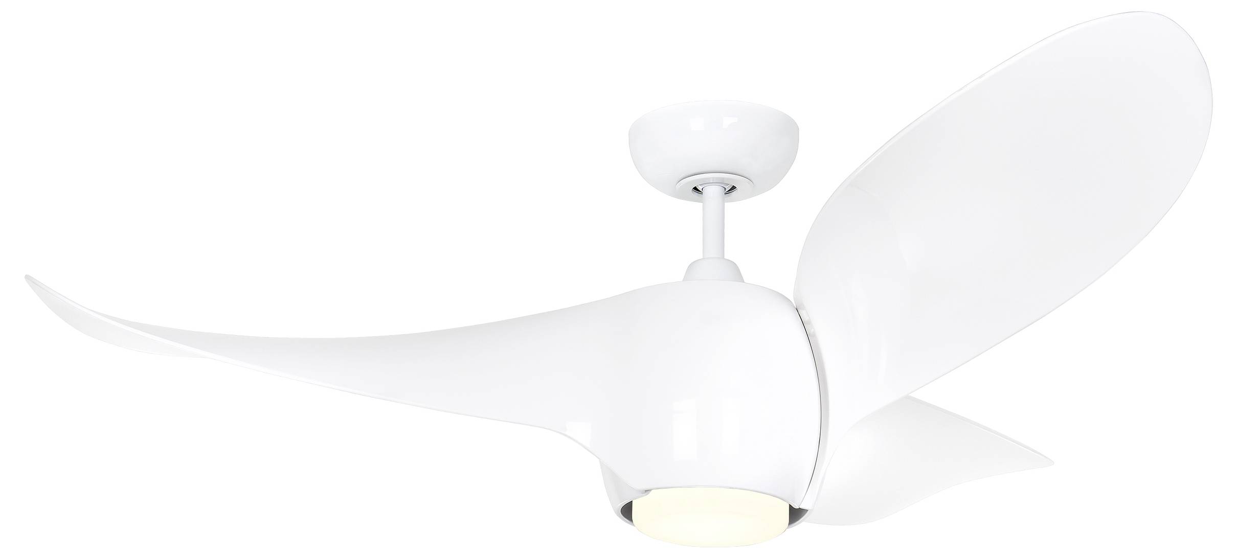 Ein moderner weißer Deckenventilator mit drei eleganten, geschwungenen Flügeln und einer zentralen Lichtarmatur.