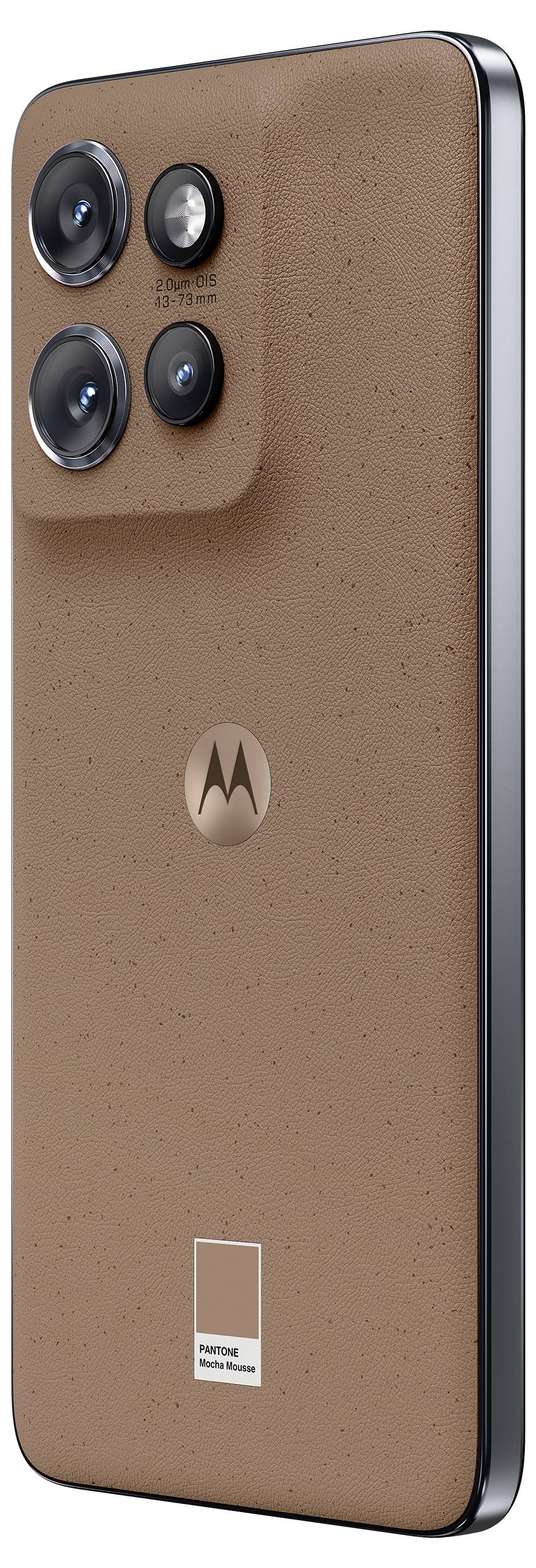 Ein Smartphone mit einer braunen, lederähnlichen Rückseite, dreifachem Kameramodul und Motorola-Logo.