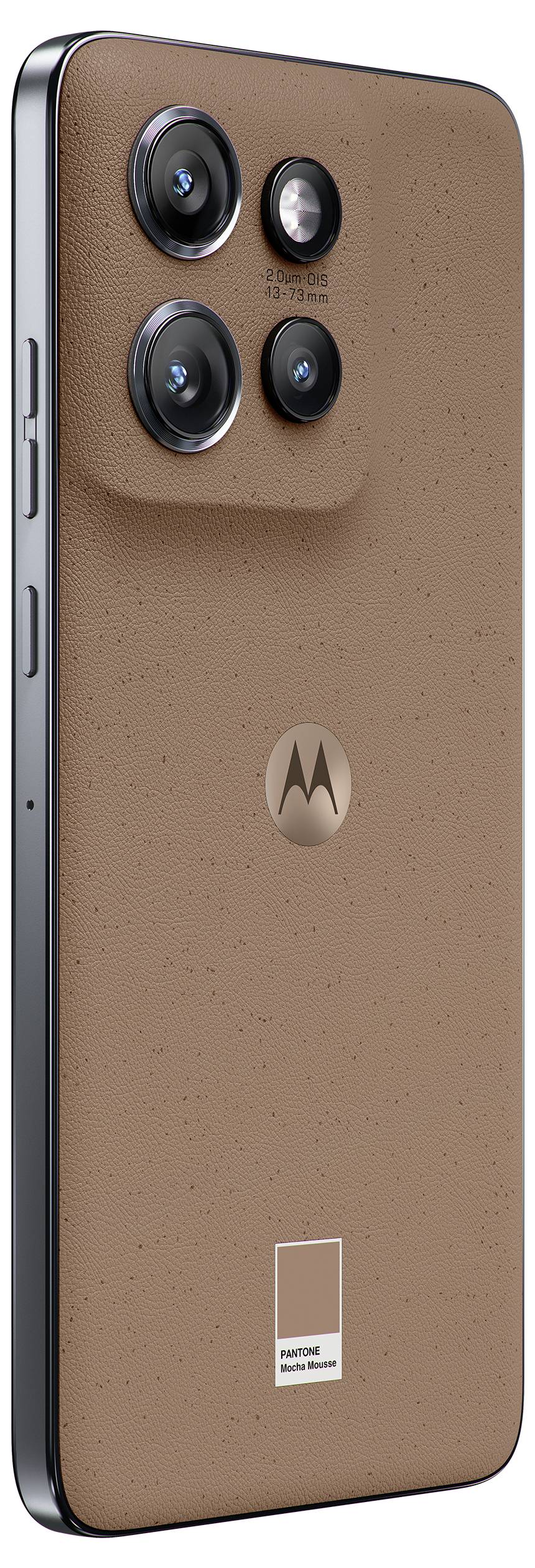 Ein Smartphone mit einer braunen, strukturierten Rückseite, das ein auffälliges Triple-Kamerasystem und ein Motorola-Logo aufweist und dabei sein elegantes Design präsentiert.