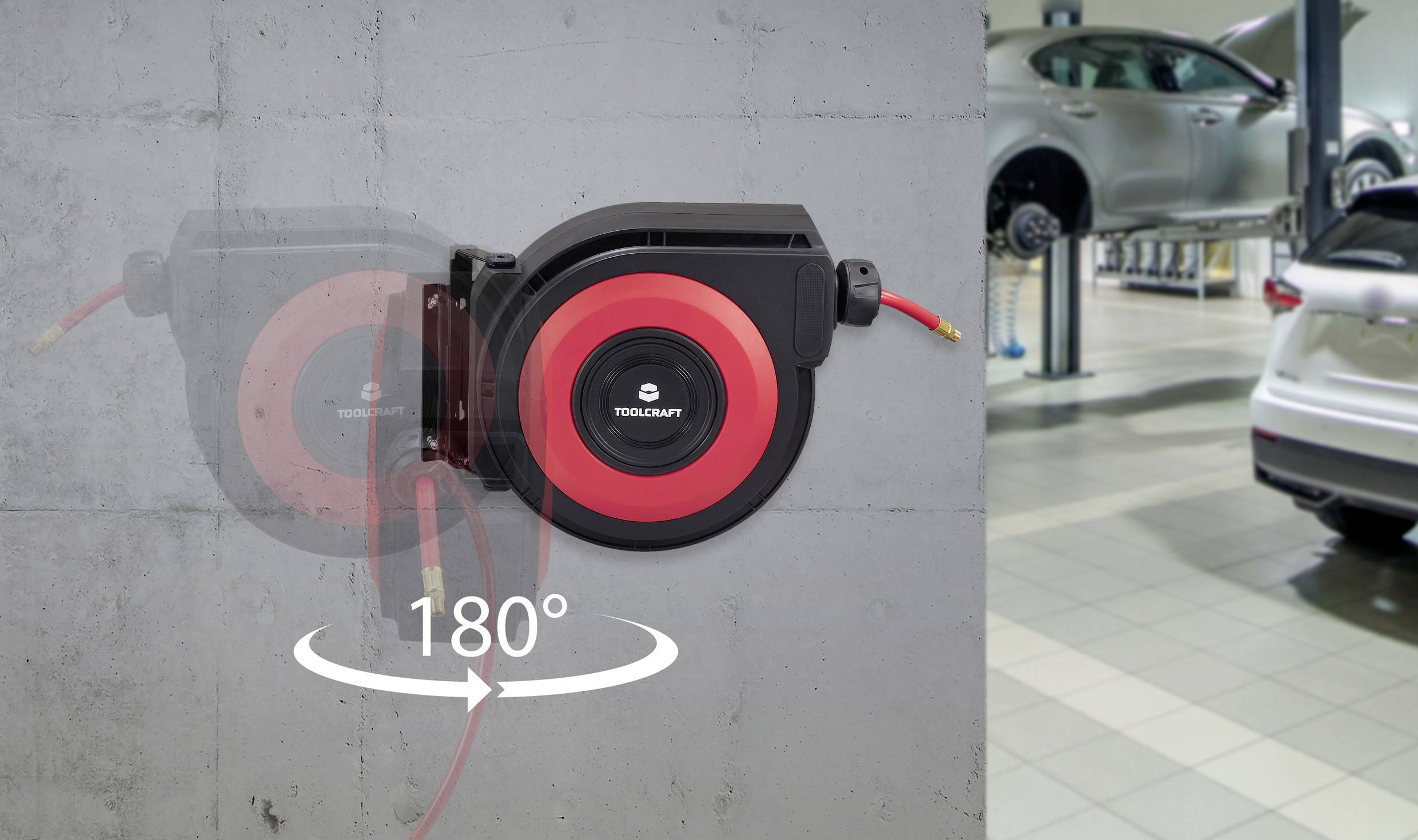 Einziehbare Luftschlauchrolle, an einer Wand montiert, die in einer Autowerkstatt-Umgebung mit Autos im Hintergrund um 180 Grad schwenkbar gezeigt wird.