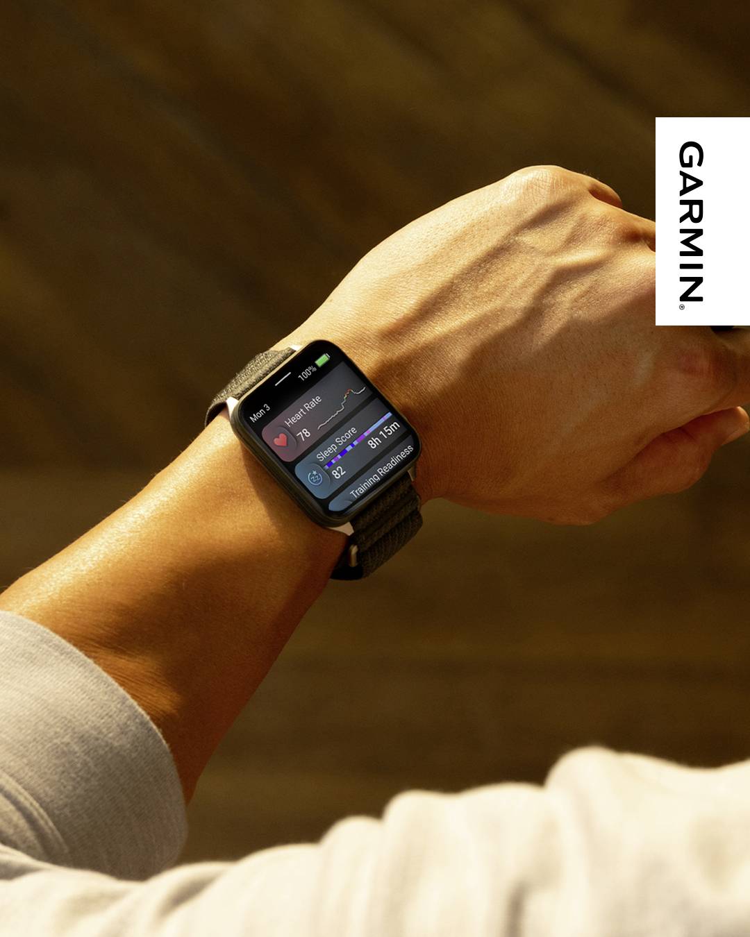 Eine Person überprüft Fitnessdaten auf einer Smartwatch, auf der Herzfrequenz und Kalorien angezeigt werden. Das Garmin-Logo ist sichtbar.