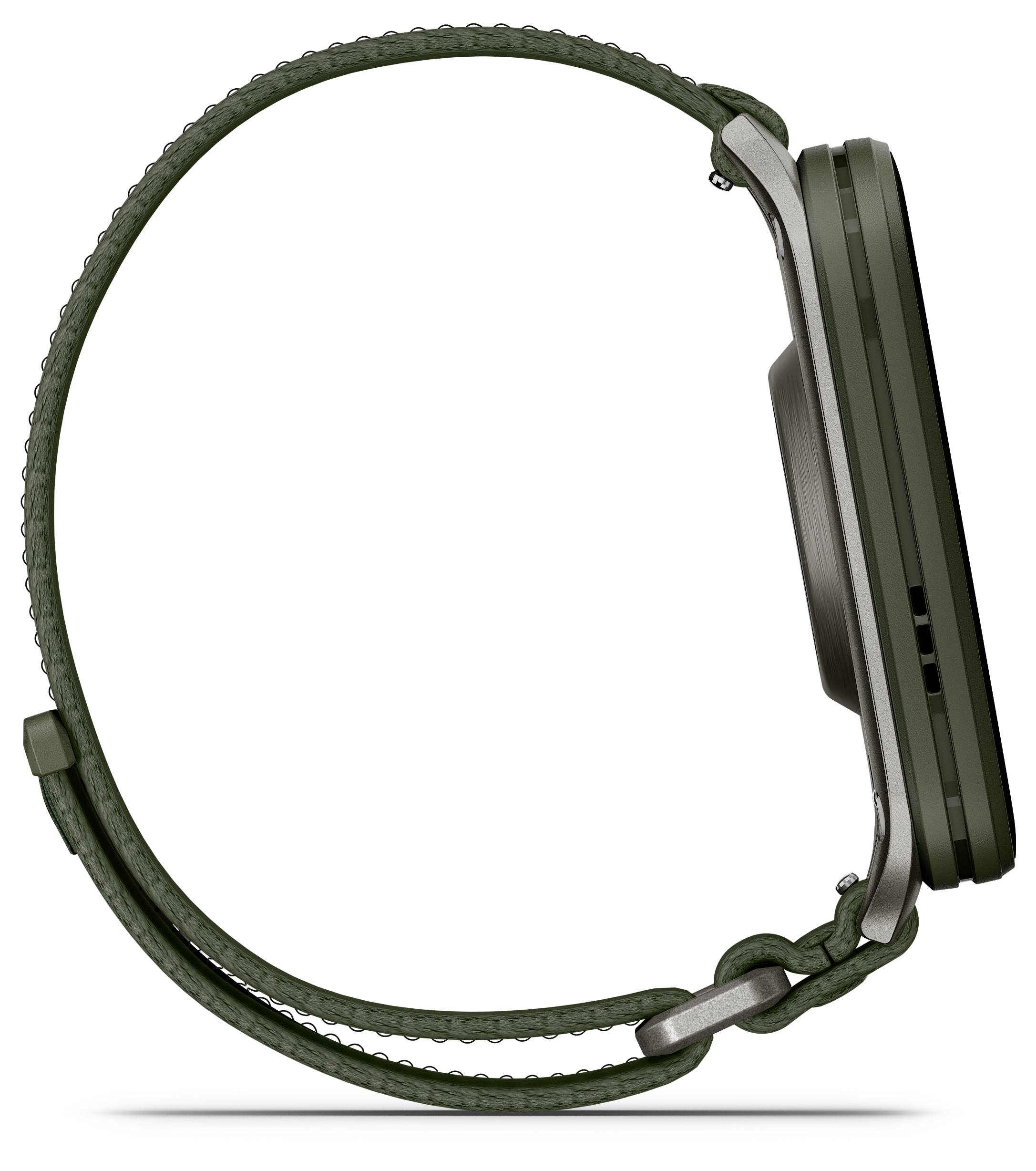 Seitenansicht einer grünen Armbanduhr mit Metallgehäuse und geflochtener Armband, die ihr schlankes Profil und gekurvtes Design hervorhebt.