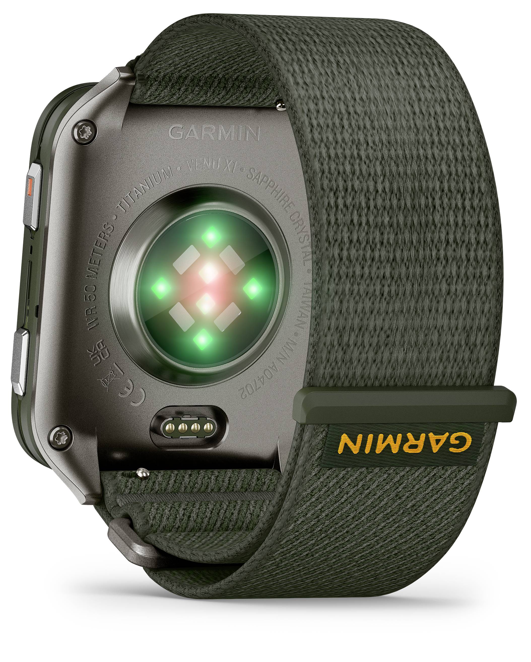 Eine Smartwatch, deren Rückseite mit einem Sensor und Ladeanschluss zu sehen ist, mit der Markenbezeichnung 'GARMIN' auf dem Armband, vor einem weißen Hintergrund.