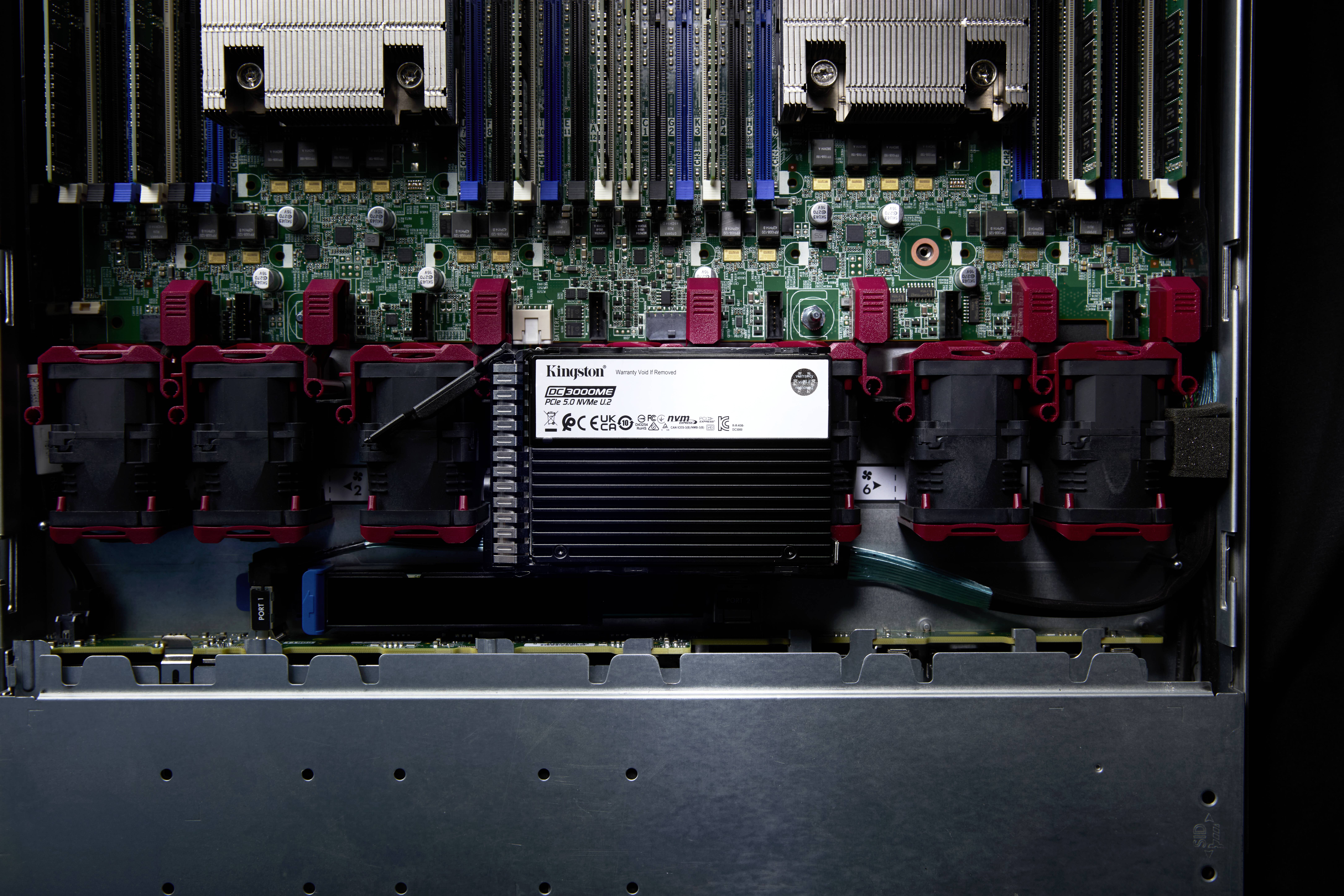 Innenansicht eines Computerservers mit einer Kingston-Markenkomponente und mehreren Kühlventilatoren auf einer Leiterplatte.