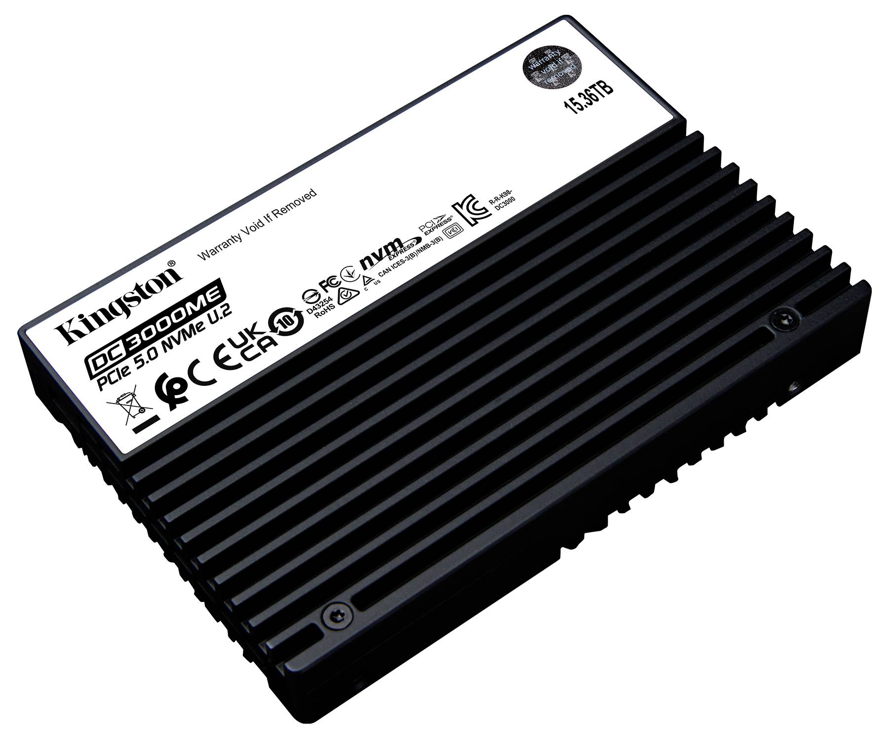 Kingston DC3000M PCIe 5.0 NVMe U.2 SSD mit 15,36 TB Kapazität, auf einem schwarzen Kühlkörpergehäuse präsentiert.