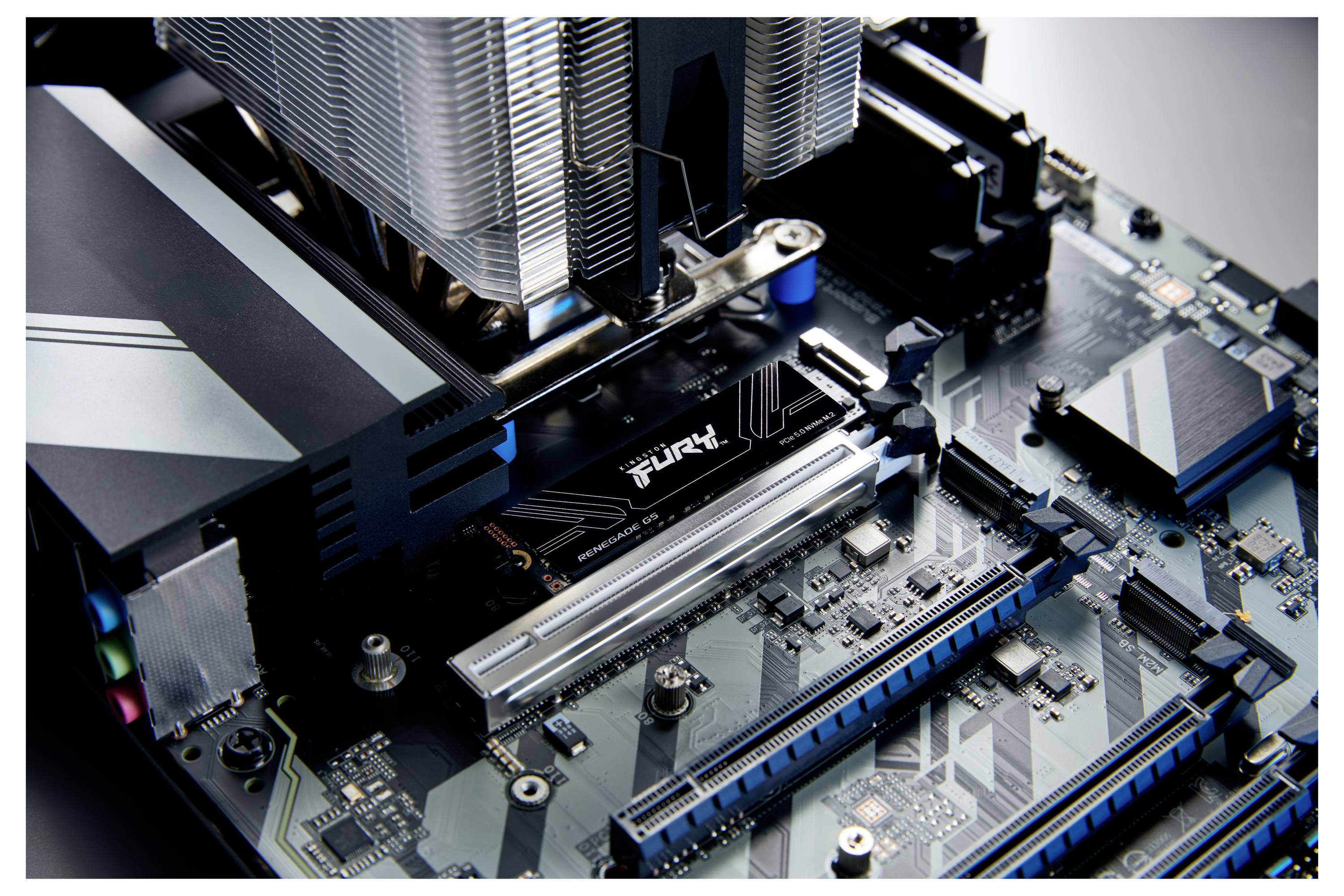 Eine Nahaufnahme eines Computermotherboards mit installiertem Kingston FURY-Arbeitsspeicher unter einem großen Kühlkörper, die die Hardware-Konfiguration hervorhebt.