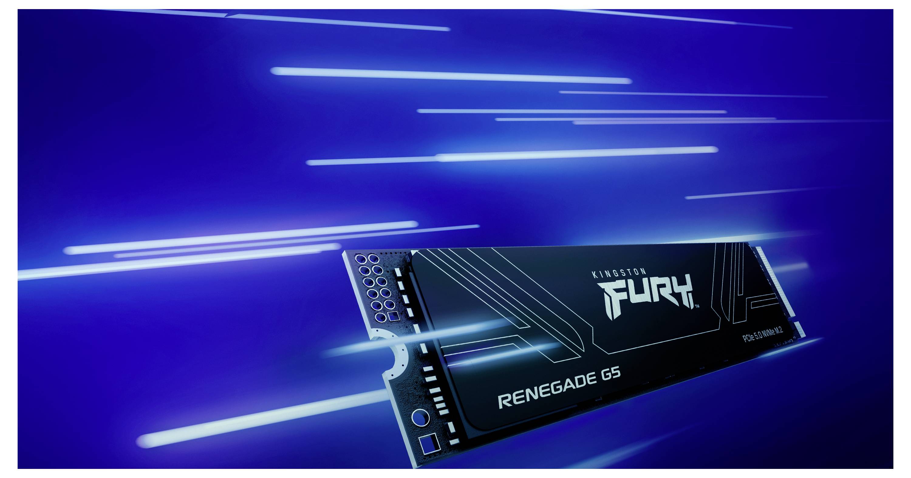 Ein SSD mit futuristischem Design und dem Text ‚Kingston Fury Renegade G5' vor einem Hintergrund von dynamischen blauen Lichtstreifen.