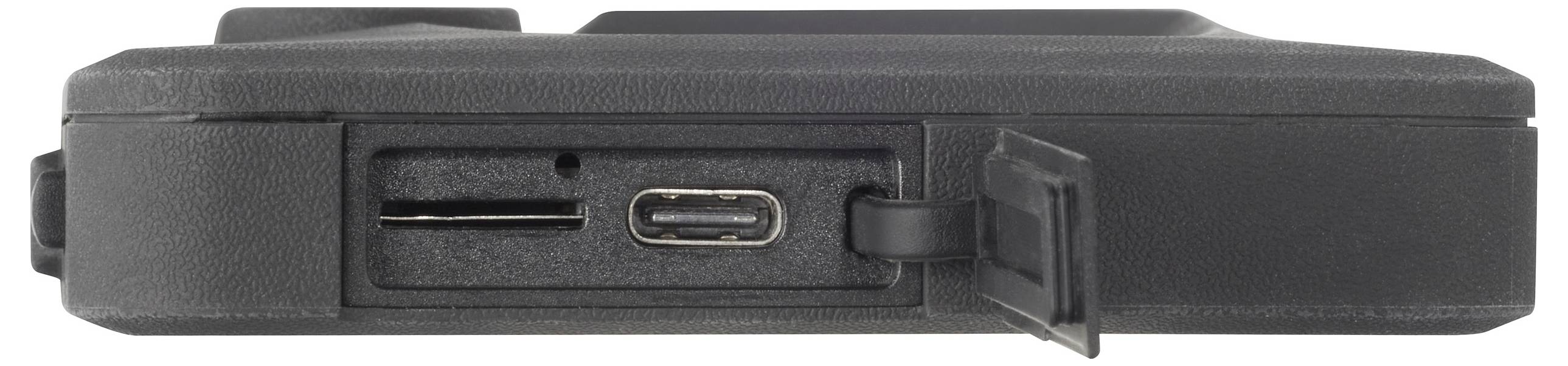 Eine Nahaufnahme von der Seite zeigt ein schwarzes elektronisches Gerät mit einem offenen Schlitz, der einen Speicherkartensteckplatz und einen USB-C-Anschluss freilegt.