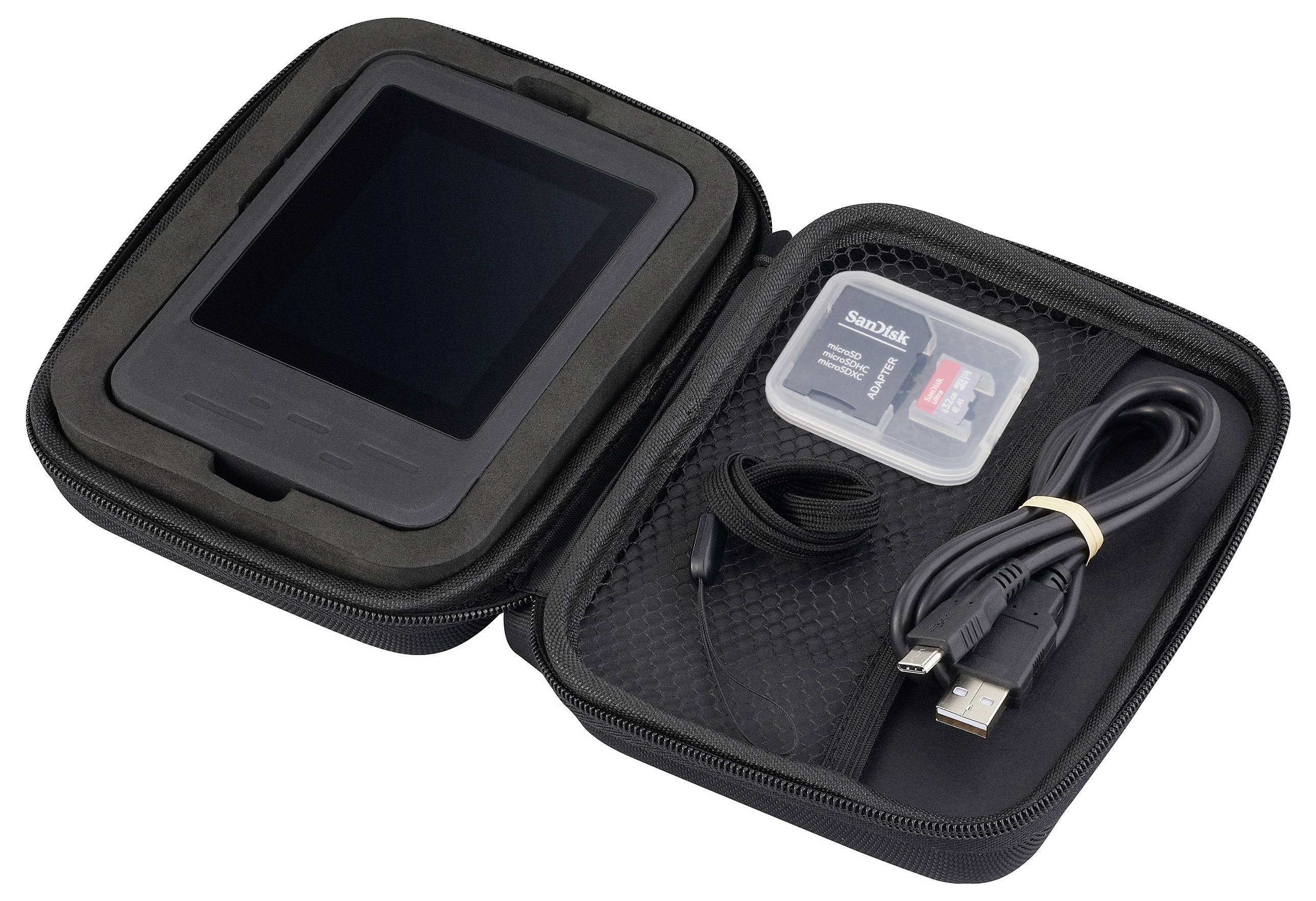Ein kleines elektronisches Gerät mit einem Bildschirm, ein Micro-USB-Kabel und zwei Speicherkarten sind in einem schwarzen Transportetui organisiert.