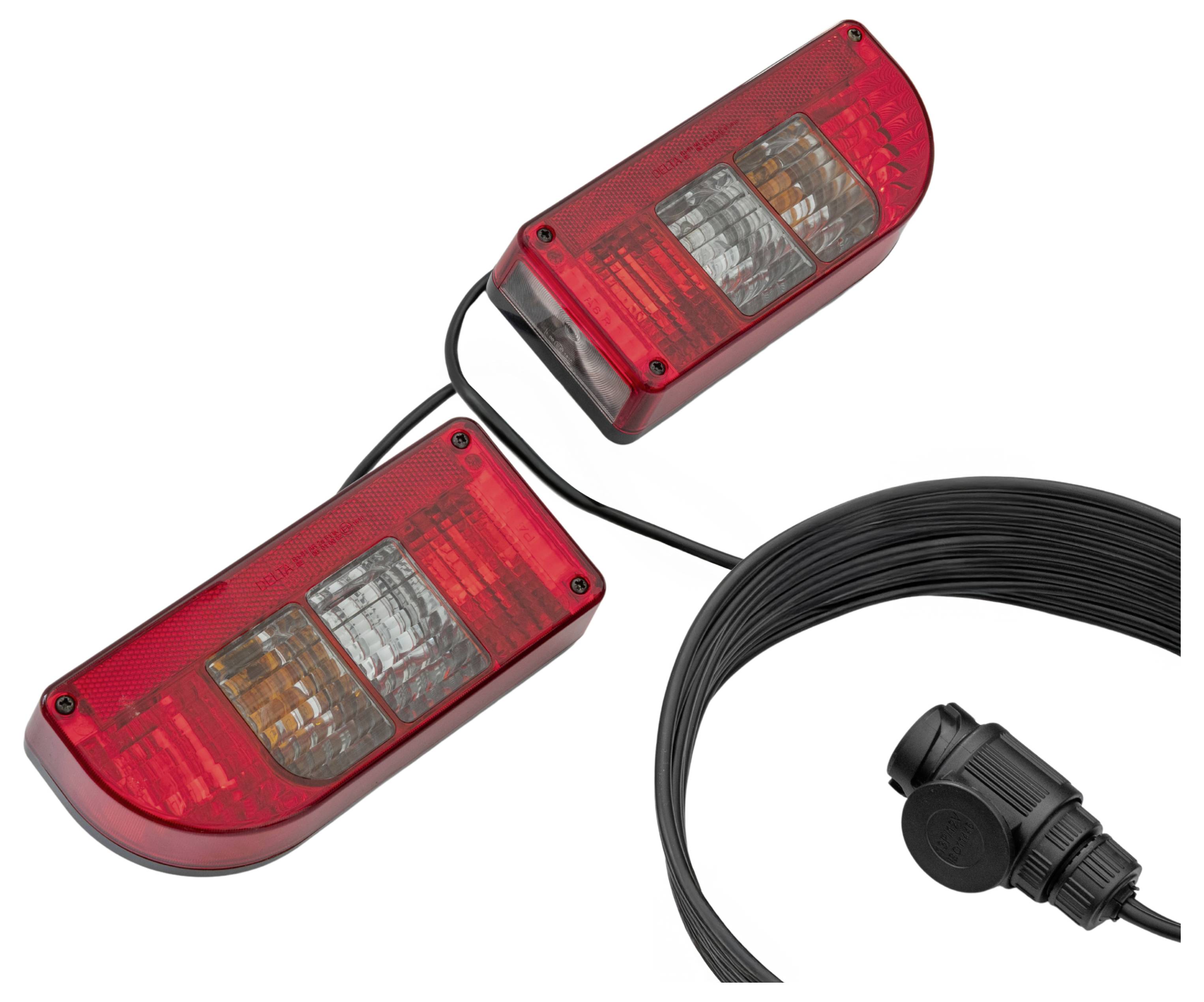 Zwei rechteckige rote Anhängerrücklichter, die durch ein schwarzes Kabel verbunden sind, mit einem gewickelten Kabel und einem Anschluss rechts daneben sichtbar.