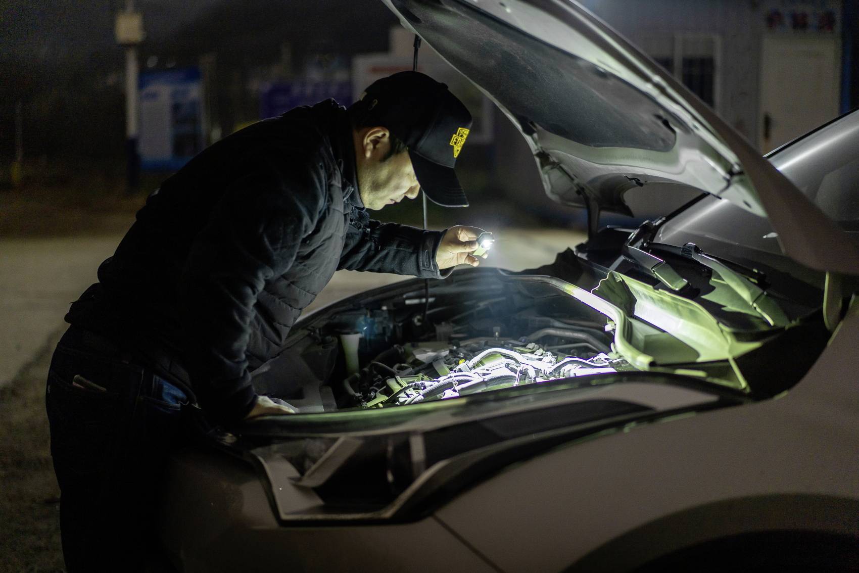 OLight LED Mini-Taschenlampe Große Reichweite akkubetrieben 55g