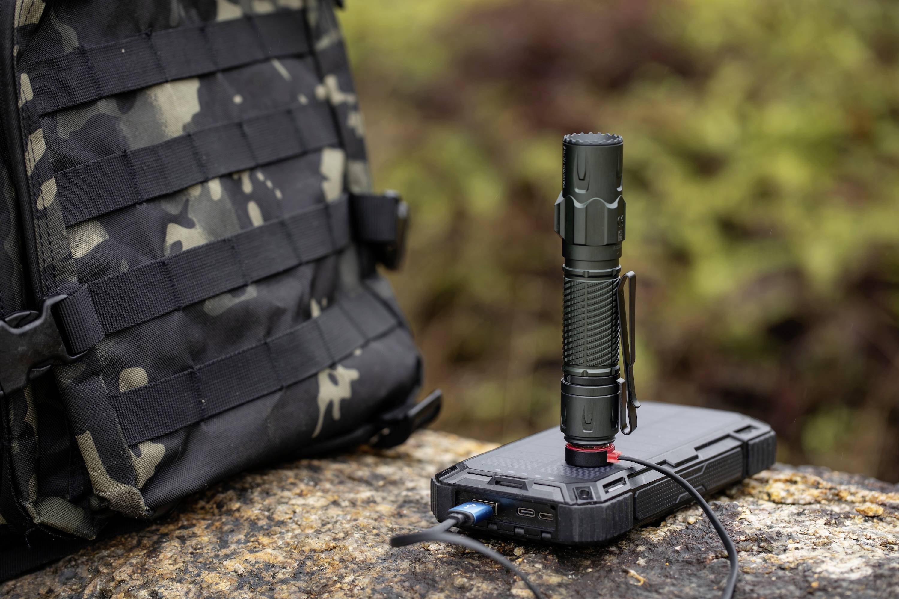 OLight LED Mini-Taschenlampe mit Holster, mit Gürtelclip akkubetrieben 178g