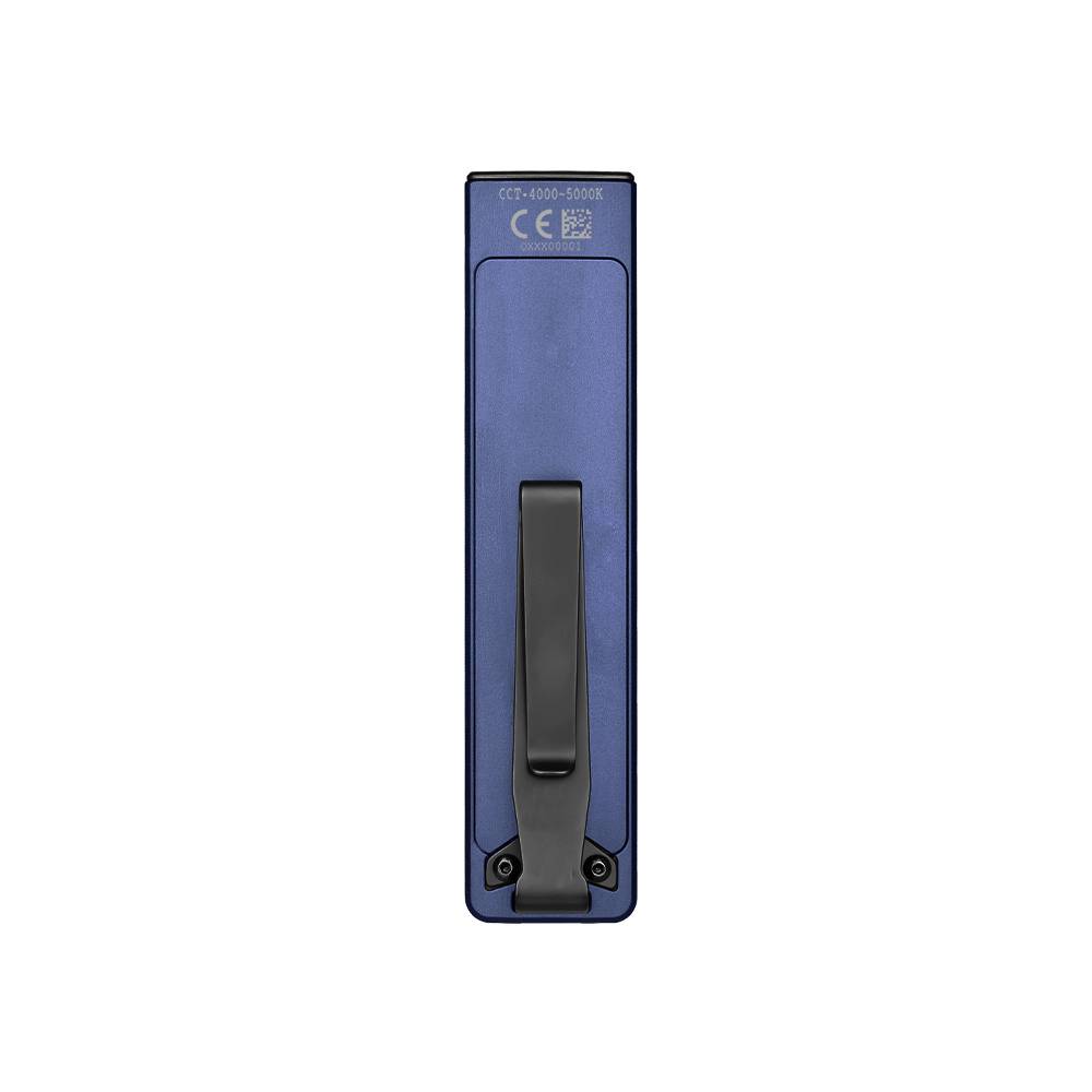 Eine blaue rechteckige Fernbedienung mit einem kreisförmigen Knopf in der Mitte und LED-Kontrollleuchten darüber.