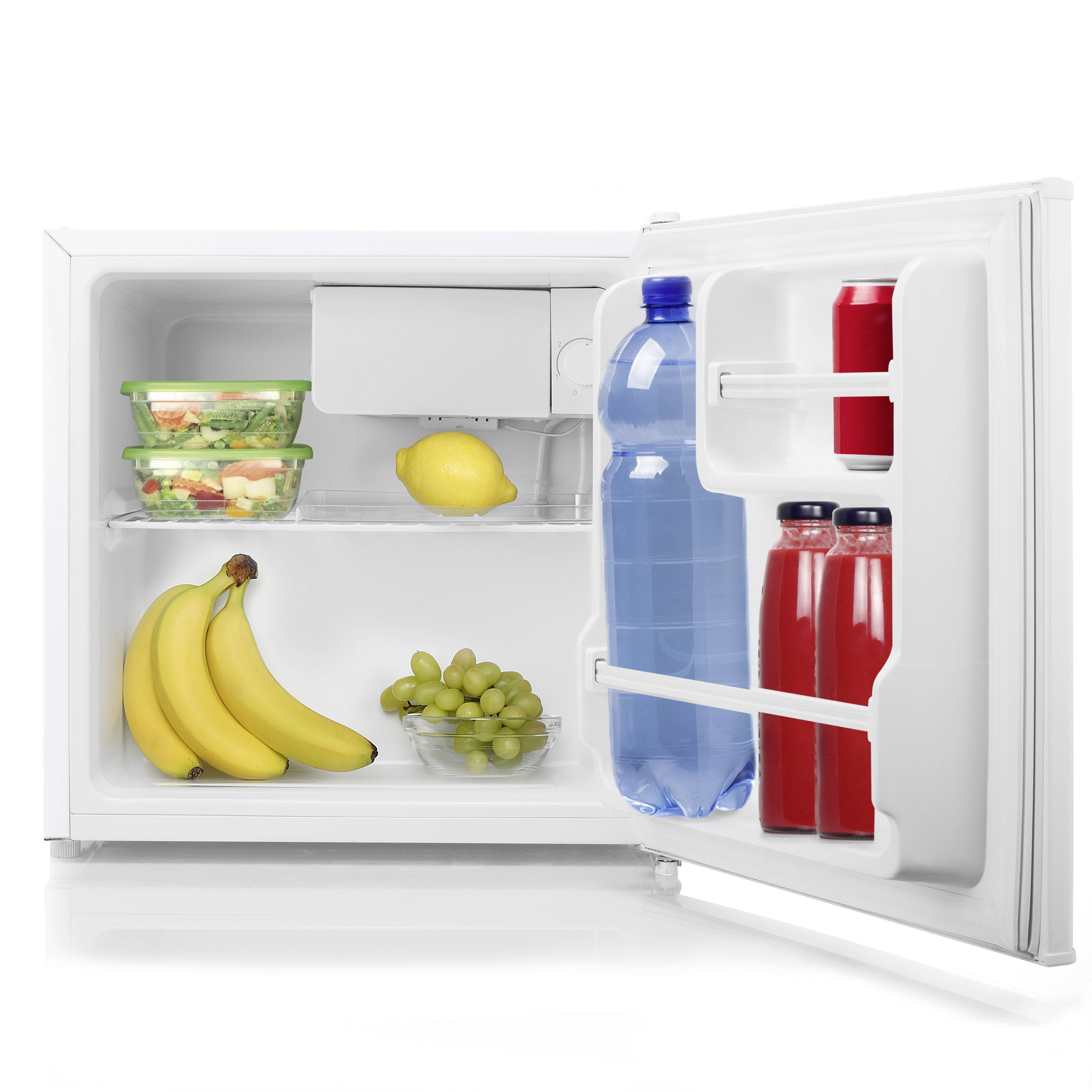 Minikühlschrank geöffnet, der Bananen, Trauben, zwei Salatbehälter, eine Zitrone, eine große Wasserflasche und drei Flaschen roten Saft zeigt.