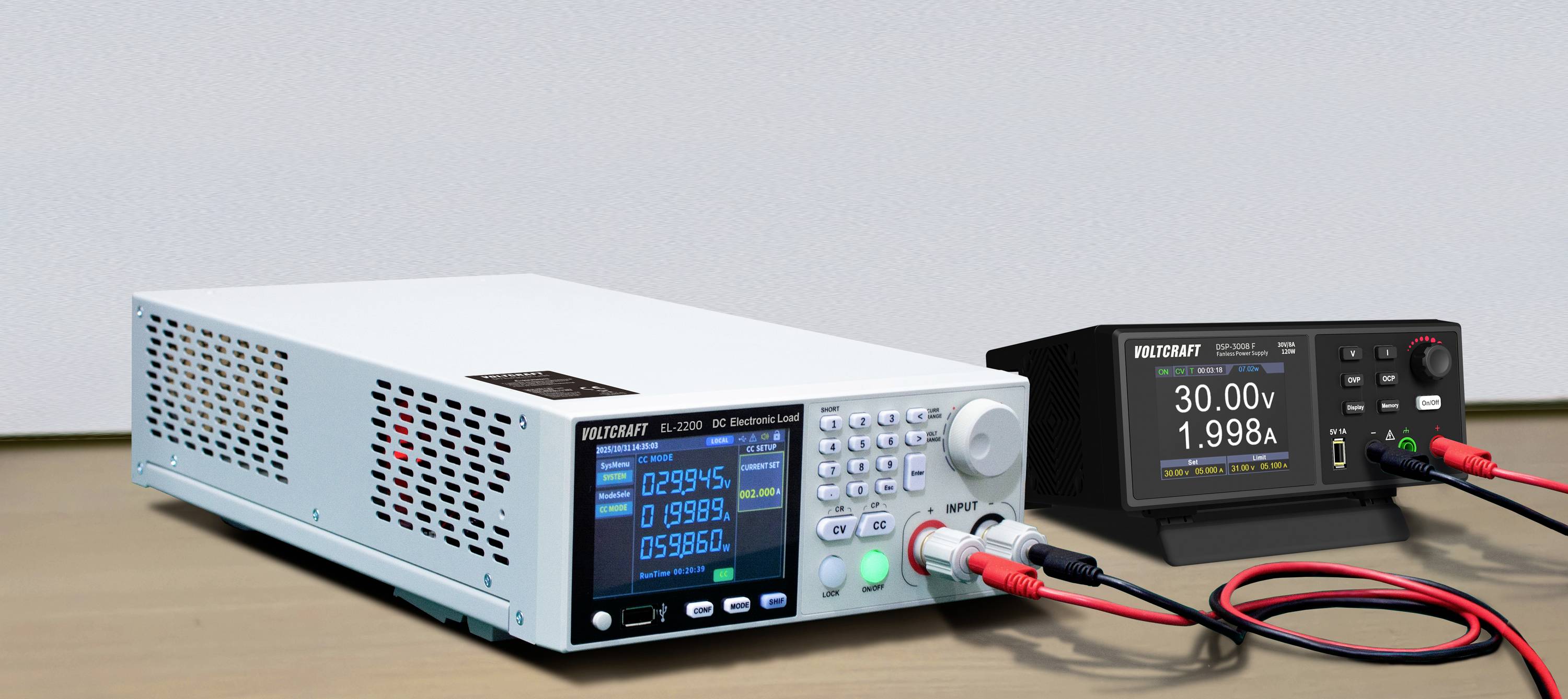 Zwei elektronische Geräte auf einem Tisch: eine weiße digitale Stromversorgung mit einer blau beleuchteten Anzeige, die '12,00V' und '0,998A' zeigt, und ein zweites Gerät, das '30,00V' und '1,998A' anzeigt.
