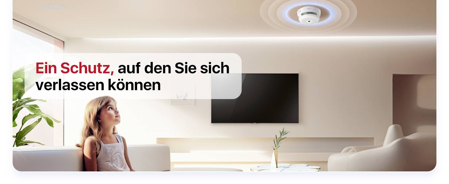 Ein Mädchen sitzt in einem Wohnzimmer und schaut zur Decke, wo ein Rauchmelder installiert ist. Text: 'Ein Schutz, auf den Sie sich verlassen können'.