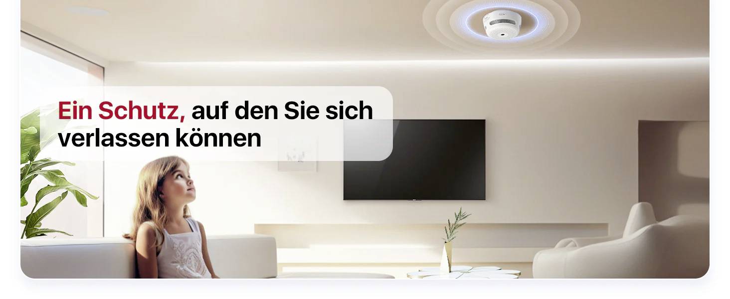 Ein junges Mädchen schaut in einem modernen Wohnzimmer auf einen Rauchmelder an der Decke. Text: 'Ein Schutz, auf den Sie sich verlassen können'.