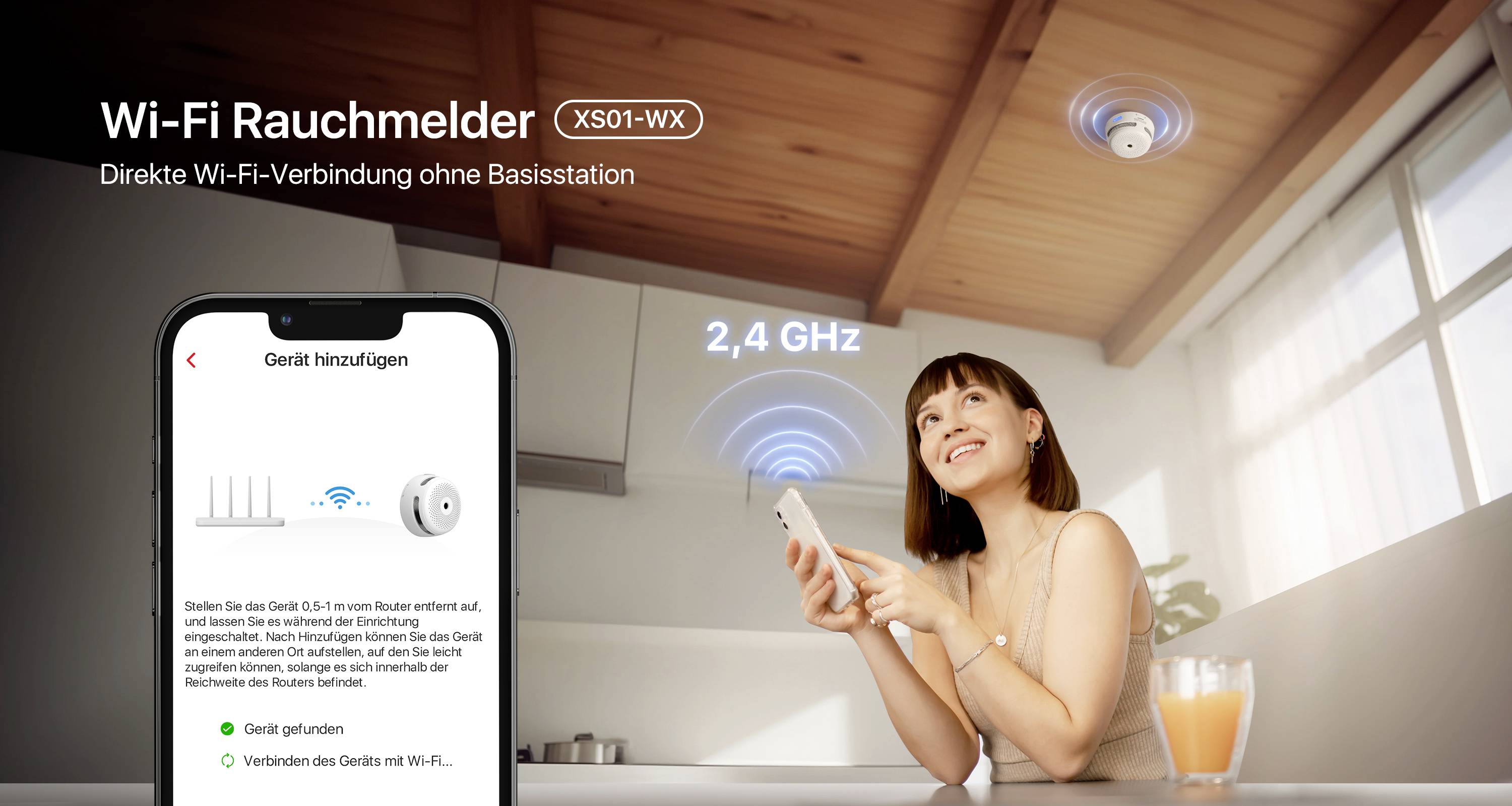 Frau in Küche schaut auf Smartphone, Wi-Fi-Rauchmelder an der Decke verbinden sich mit Basisstation, Text auf Display: 'Gerät hinzufügen'.