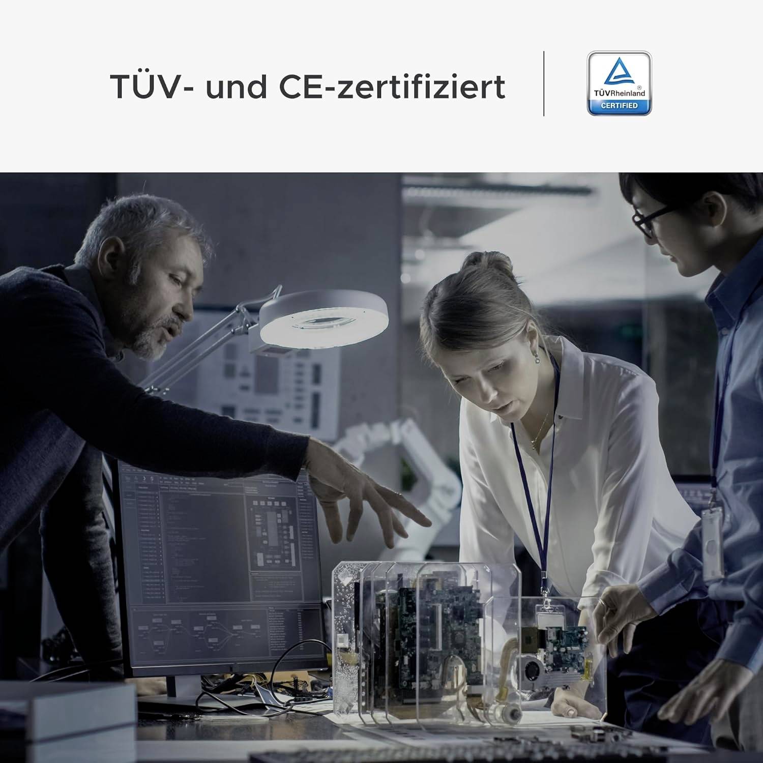 Drei Personen in einem Labor inspizieren ein elektronisches Gerät. Das Bild wirbt für TÜV- und CE-Zertifizierung.