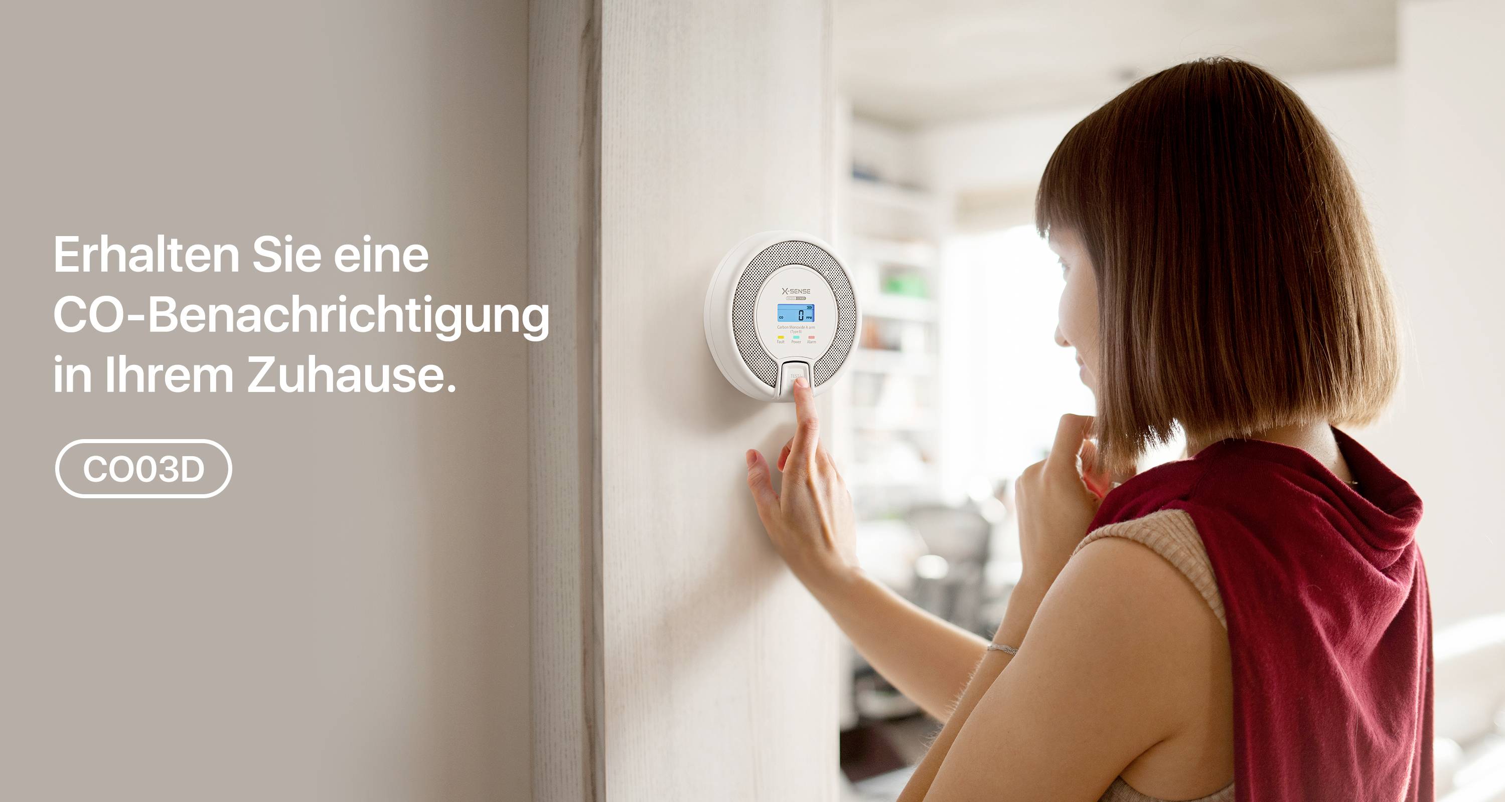 Eine Person bedient einen intelligenten, wandmontierten Thermostat in einem modernen Raum. Text: 'Erhalten Sie eine CO-Benachrichtigung in Ihrem Zuhause.'