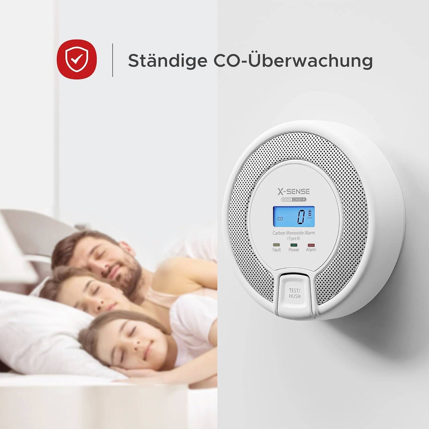 Eine Familie schläft sicher im Bett, während ein CO-Melder an der Wand für stetige Kohlenmonoxidüberwachung sorgt.