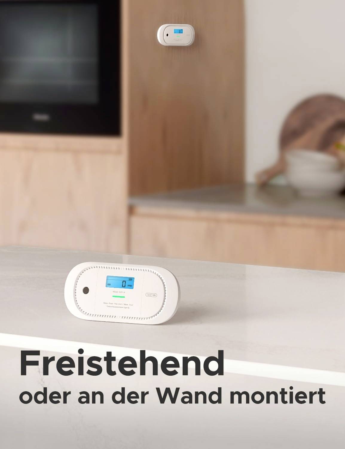 Ein CO2-Messgerät auf einem Tisch mit der Aufschrift 'Freistehend oder an der Wand montiert' zeigt Flexibilität der Platzierung.