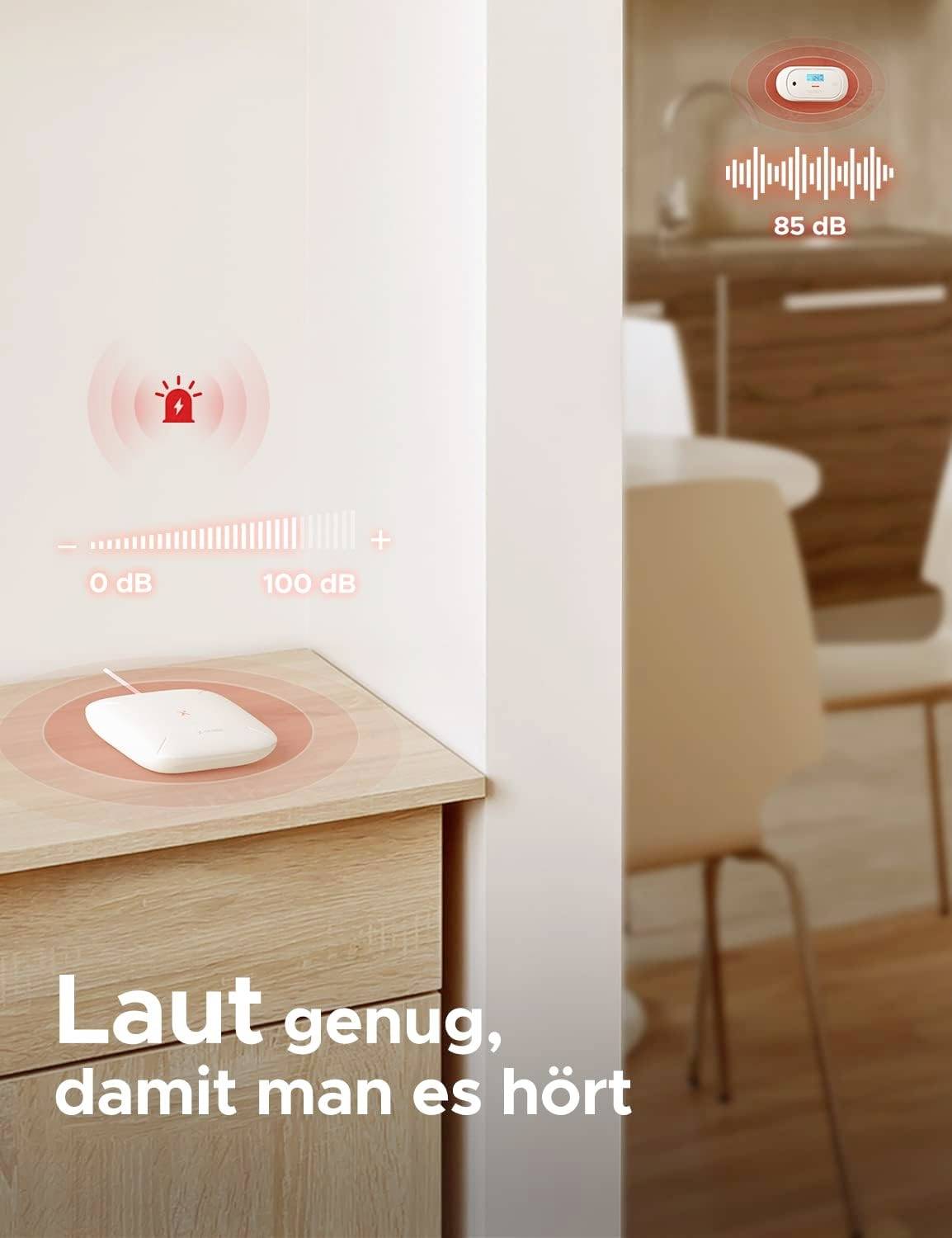 Ein Gerät auf einer Kommode zeigt 85 dB an, symbolisiert durch Klangwellen und eine grafische Anzeige. Text: 'Laut genug, damit man es hört'.