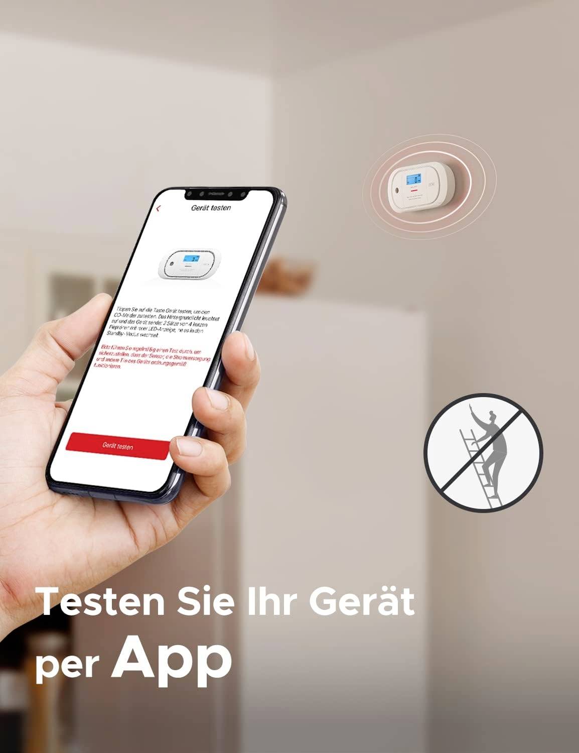 Eine Hand hält ein Smartphone mit geöffneter App zur Geräteprüfung. Im Hintergrund ist ein Rauchmelder an der Decke zu sehen.