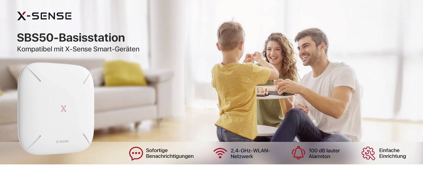Familie sitzt lachend auf dem Sofa, während ein Kind mit einem Tablet spielt. Links: X-Sense SBS50-Basisstation, WLAN-vernetzt.