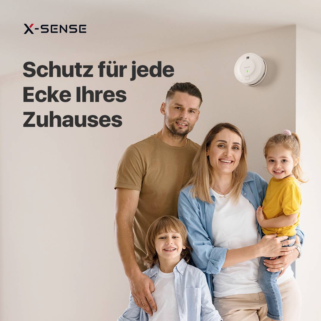 Eine Familie steht in einem Raum mit einem Rauchmelder an der Wand. Text: 'Schutz für jede Ecke Ihres Zuhauses'.