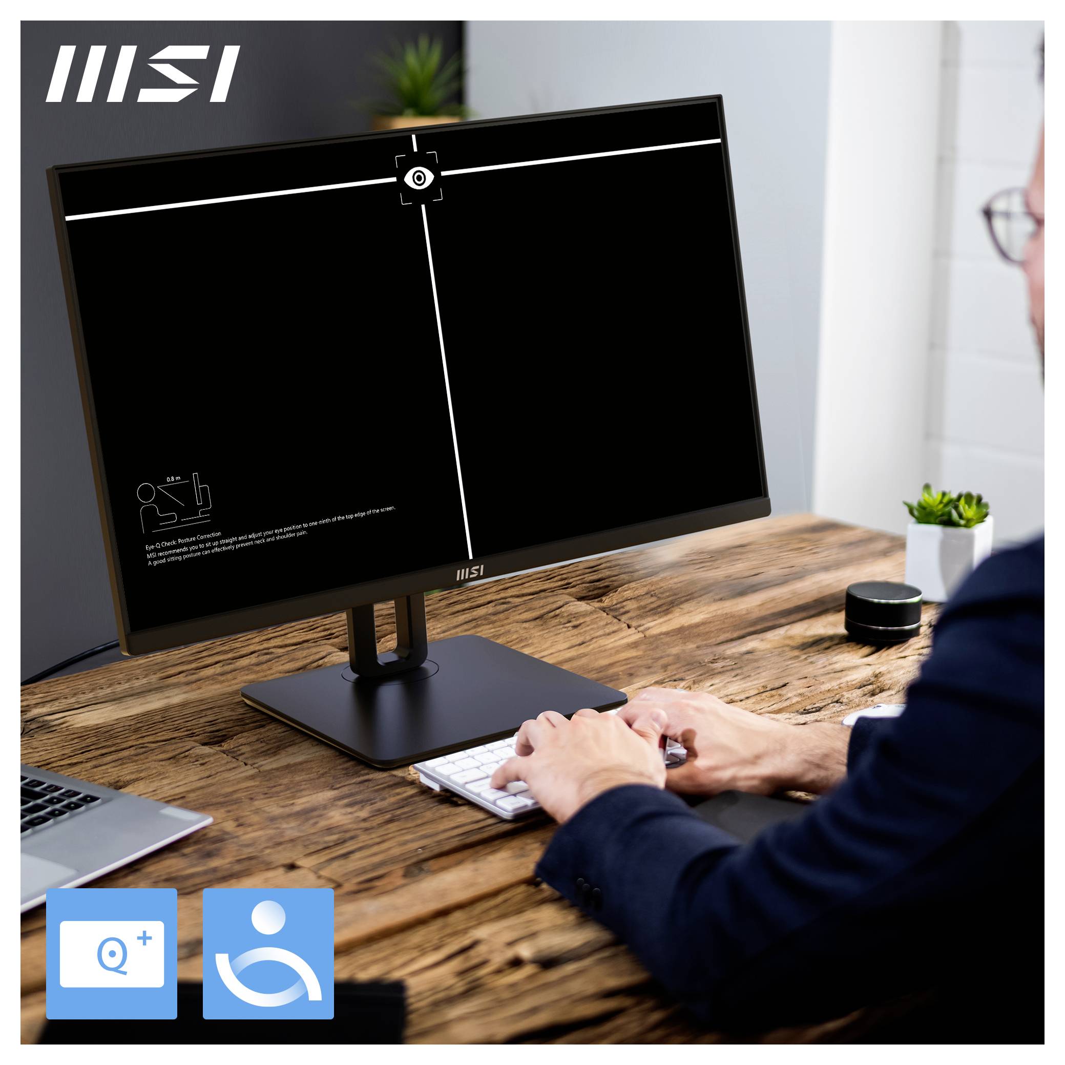Eine Person richtet einen Dual-Monitor-Arbeitsplatz an einem Holzschreibtisch ein. Ein Bildschirm zeigt ergonomische und Barrierefreiheits-Symbole. Die Atmosphäre ist professionell.