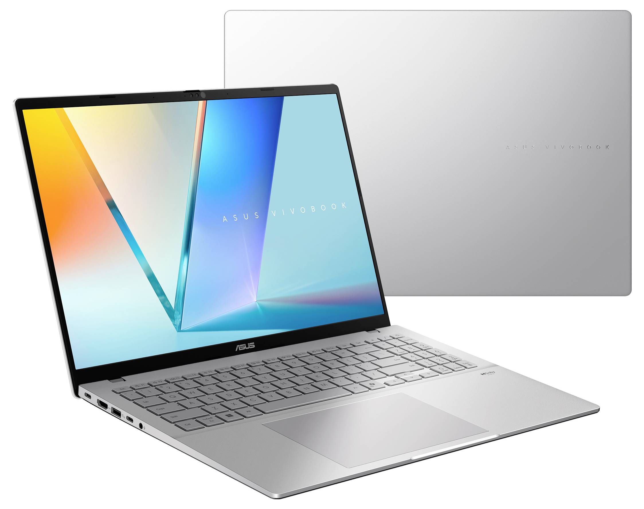 Ein silberner Laptop auf einem Display, mit einem farbenfrohen Bildschirm, von vorne und hinten gezeigt. Tastatur und Anschlüsse sind von der Seite sichtbar.