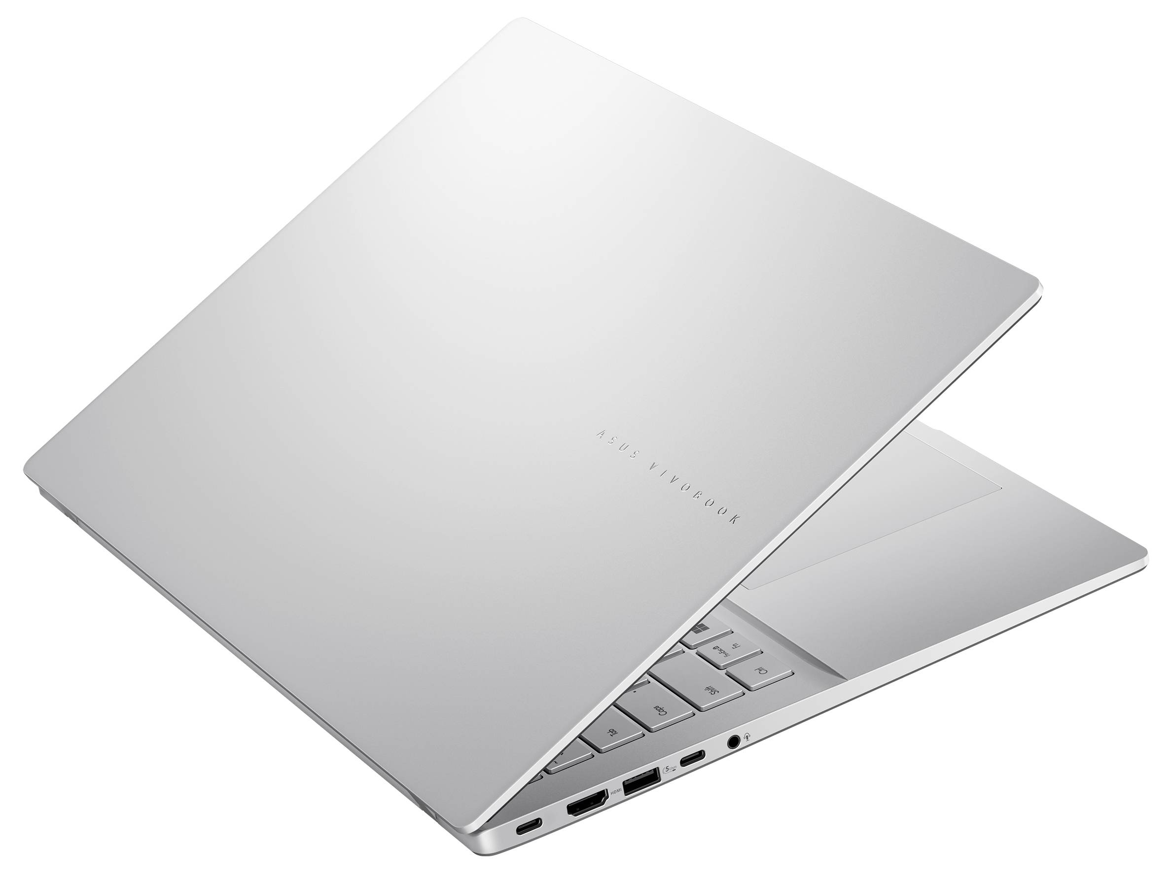 Ein schlanker, silberner Laptop halb geöffnet, der ein schmales Gehäuse und USB-Anschlüsse präsentiert und damit ein modernes und portables Gerät andeutet.