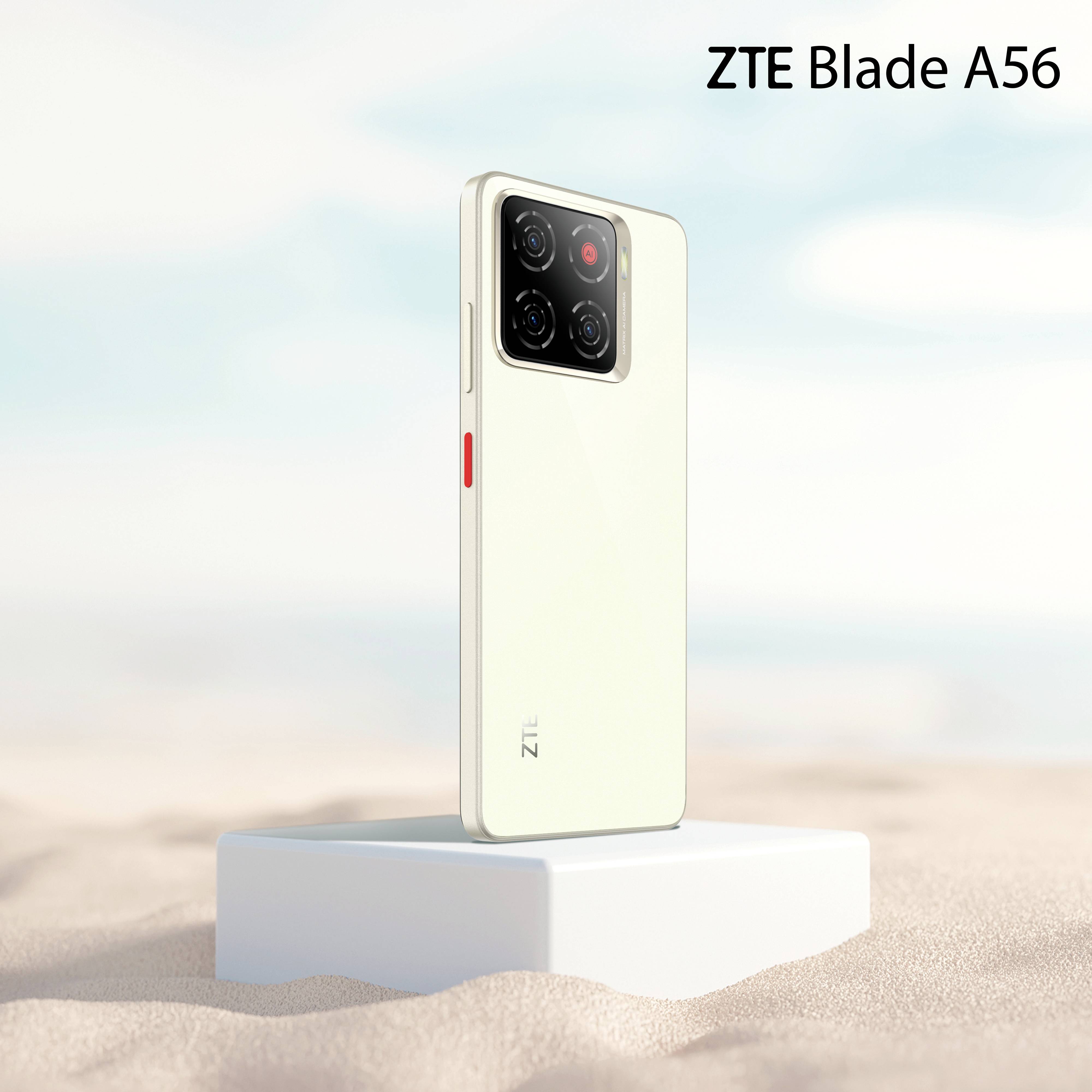 Ein weißes Smartphone mit drei Kameras auf der Rückseite, aufrecht auf einer sandigen Oberfläche platziert. Der Text 'ZTE Blade A56' ist oben rechts sichtbar.