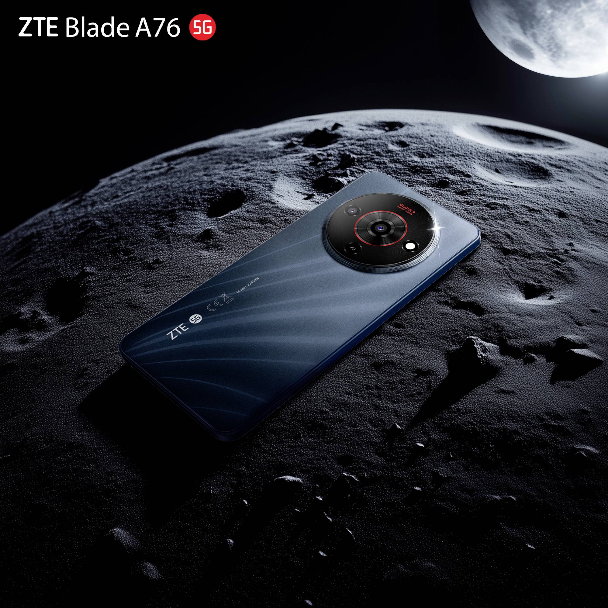 Ein Smartphone mit der Bezeichnung 'ZTE Blade A76 5G' wird auf einer mondähnlichen Oberfläche platziert und hebt dessen Kameramodul in einer weltraumthematischen Umgebung hervor.