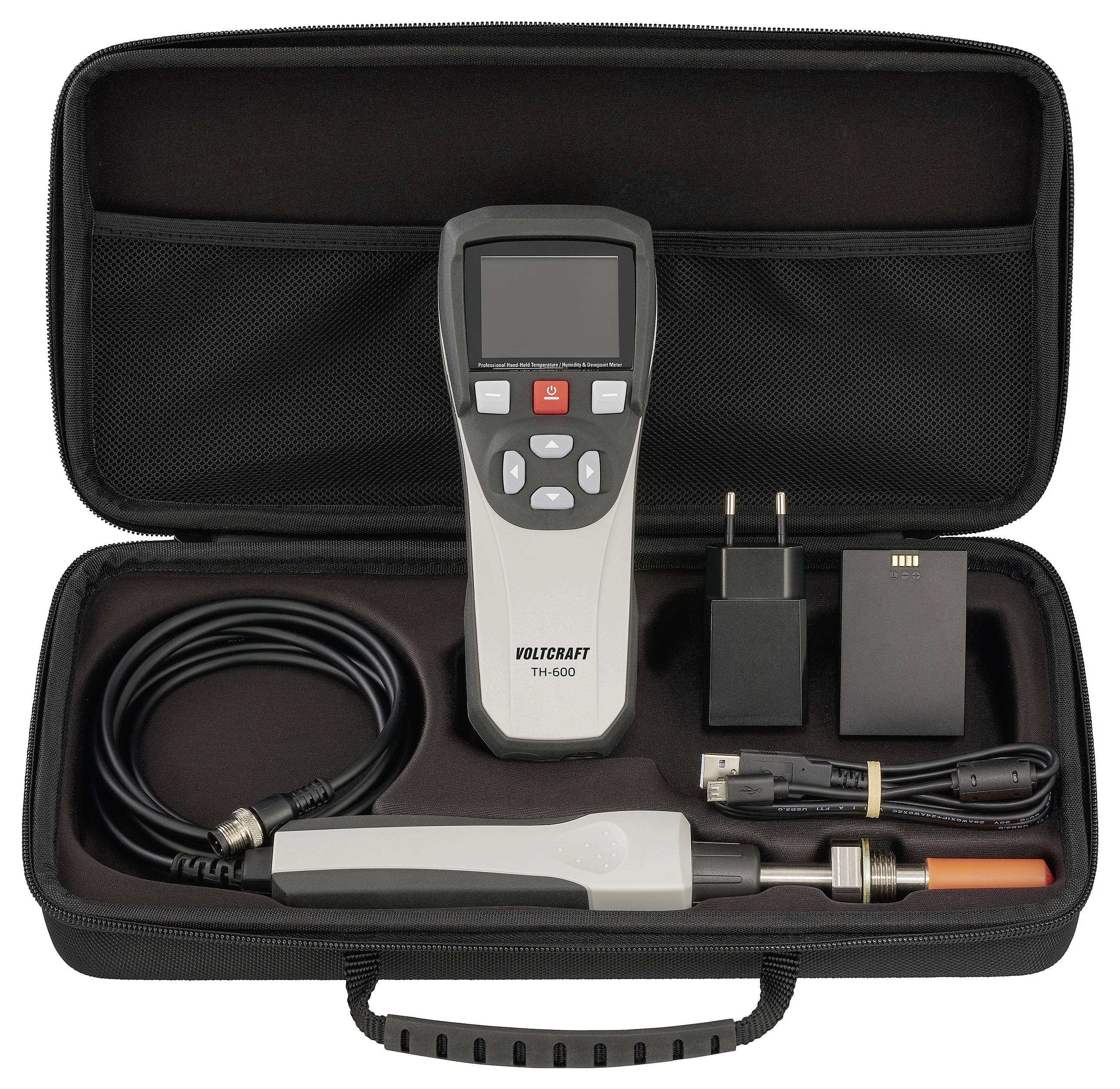 Ein graues tragbares Gerät mit digitaler Anzeige in einem Gehäuse, begleitet von verschiedenen Kabeln und einem Adapter, verwendet zur Temperaturmessung.