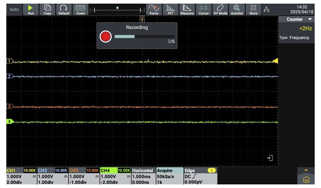 Oszilloskopbildschirm mit 4 Kanälen, die Wellenformen in Gelb, Blau, Orange und Grün zeigen. Links oben wird der Aufnahmestatus angezeigt: 2/6.
