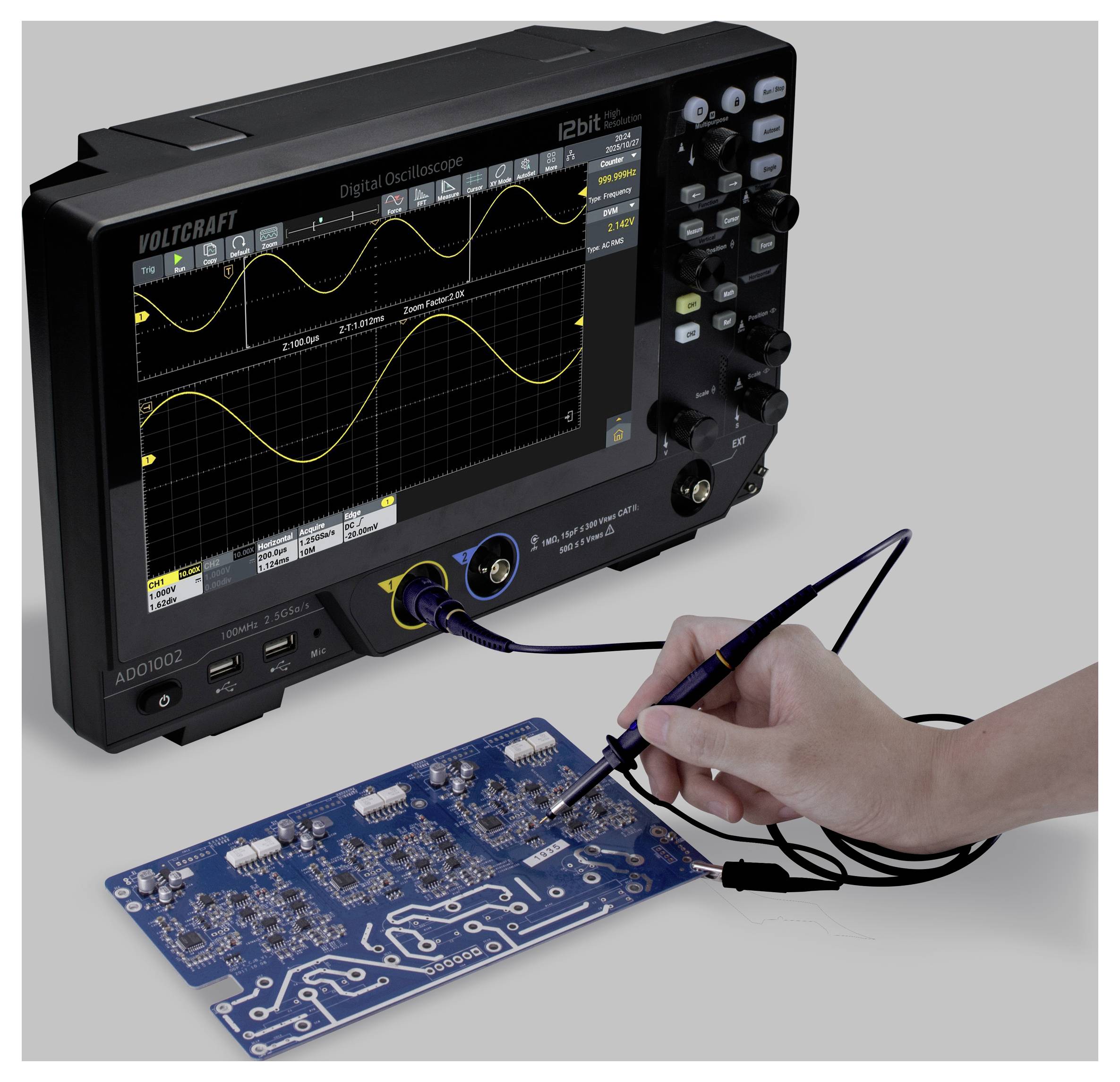 Eine Person verwendet ein digitales Oszilloskop, um eine blaue Leiterplatte mit einer Sonde zu testen und die Wellenformen auf dem Bildschirm des Geräts zu überwachen.