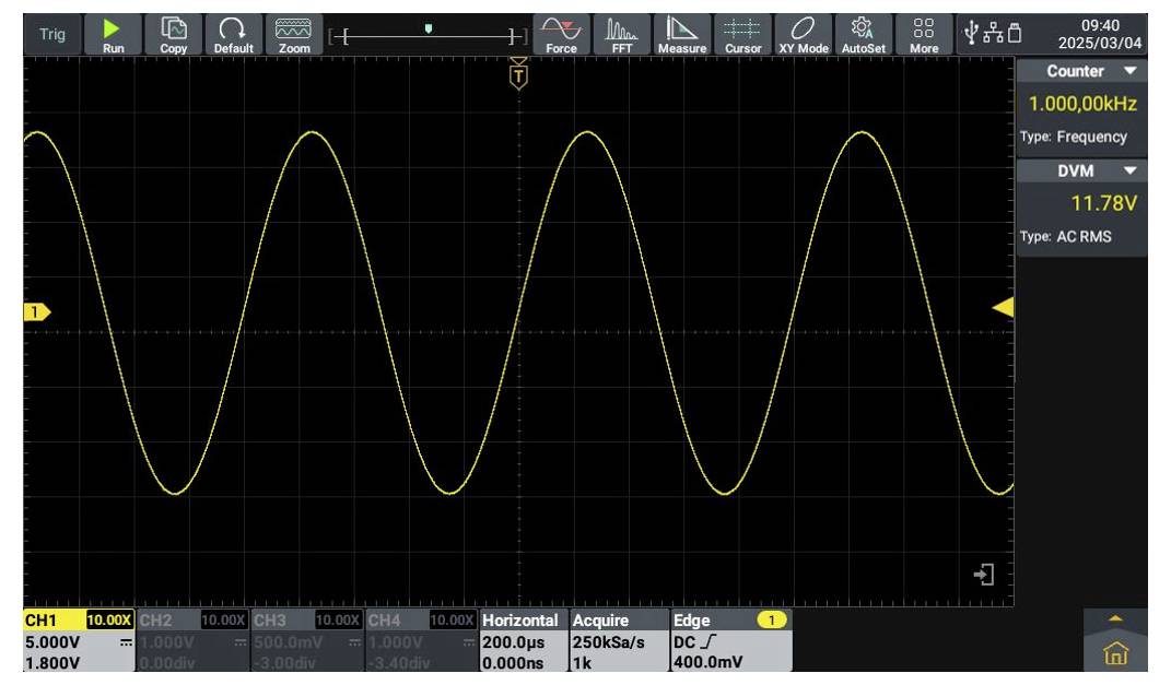 Ein Oszilloskopbildschirm, der eine Sinuswelle in Gelb zeigt. Frequenz beträgt 1.000,00 kHz und Spannung 11,78 V. Datum: 2023/03/04.