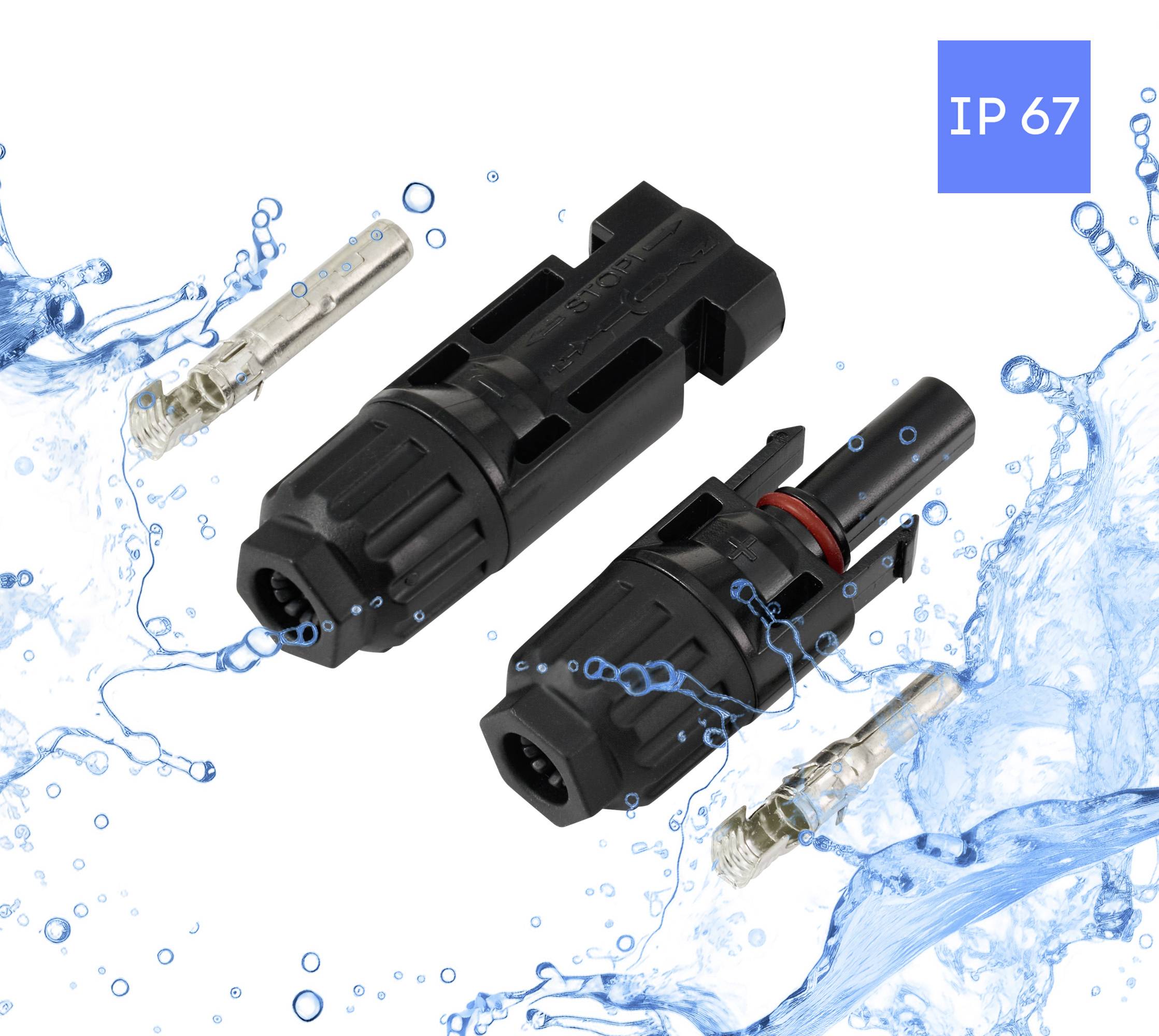 Zwei schwarze, zylindrische elektrische Steckverbinder mit Metallkontakten, mit der Aufschrift 'IP 67', umgeben von blauen Wasserspitzen.