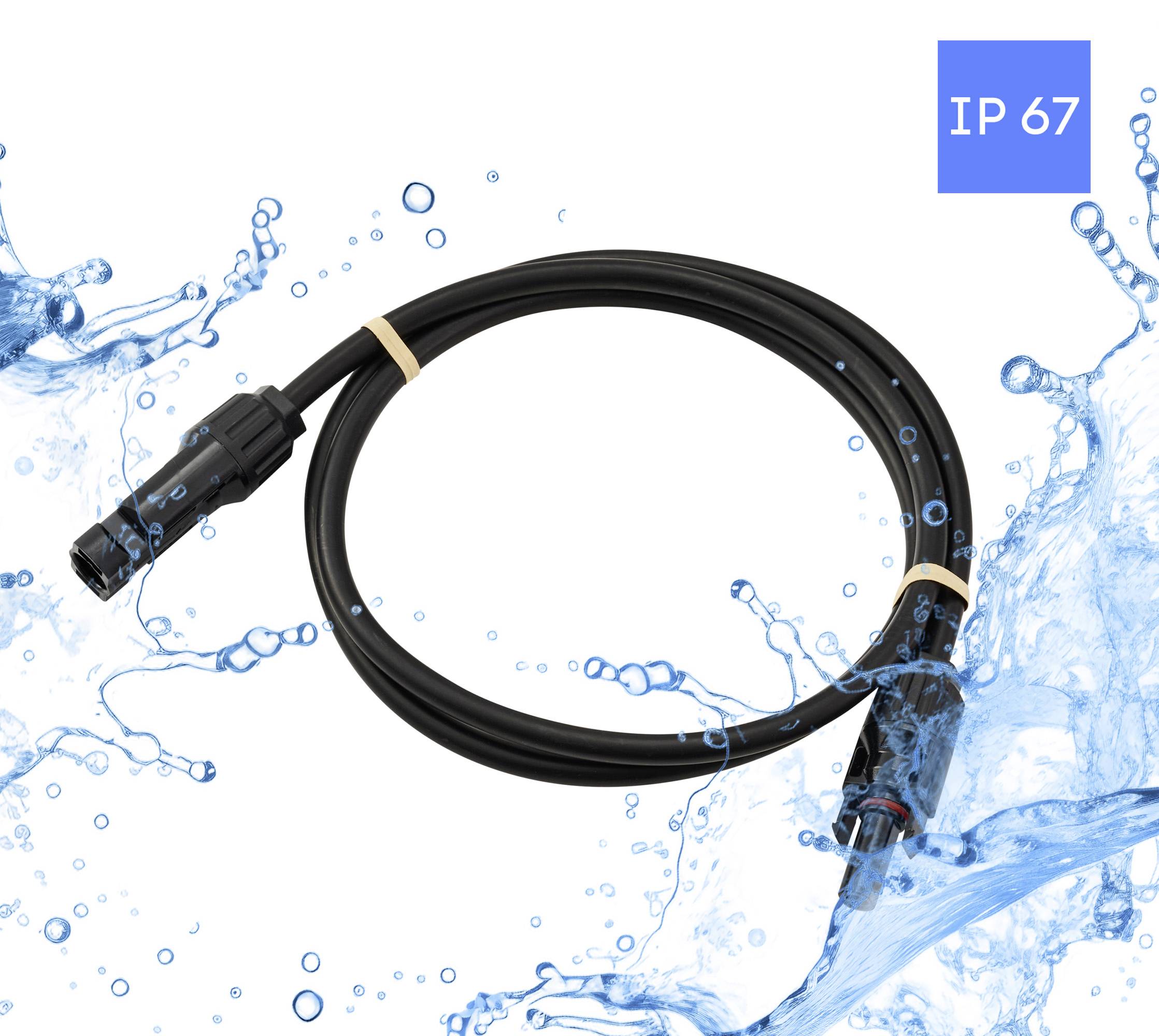 Ein schwarzes Kabel mit wasserdichten Anschlüssen, umgeben von Wasserspitzen, gekennzeichnet mit 
