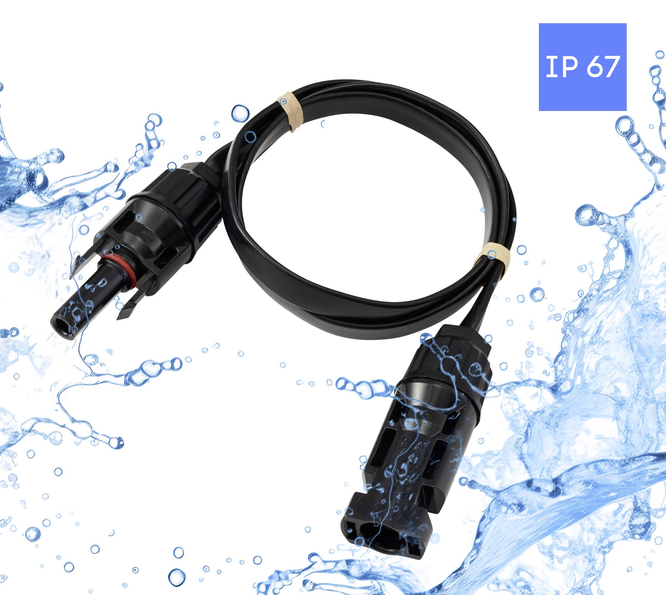 Ein schwarzes elektrisches Kabel mit Anschlüssen an beiden Enden, präsentiert inmitten von Wassersprittern, was die IP67-Wasserdichtigkeit signalisiert.